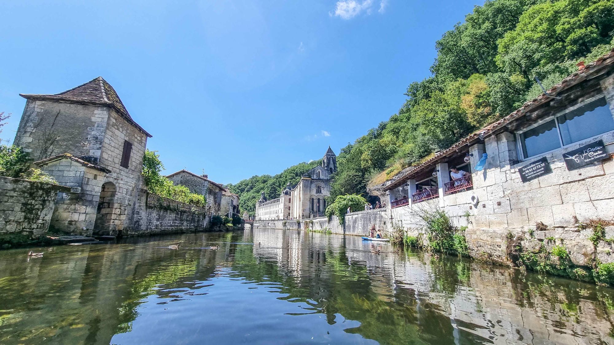 Vue de la Dronne avec l'abbaye de Brantôme en arrière-plan