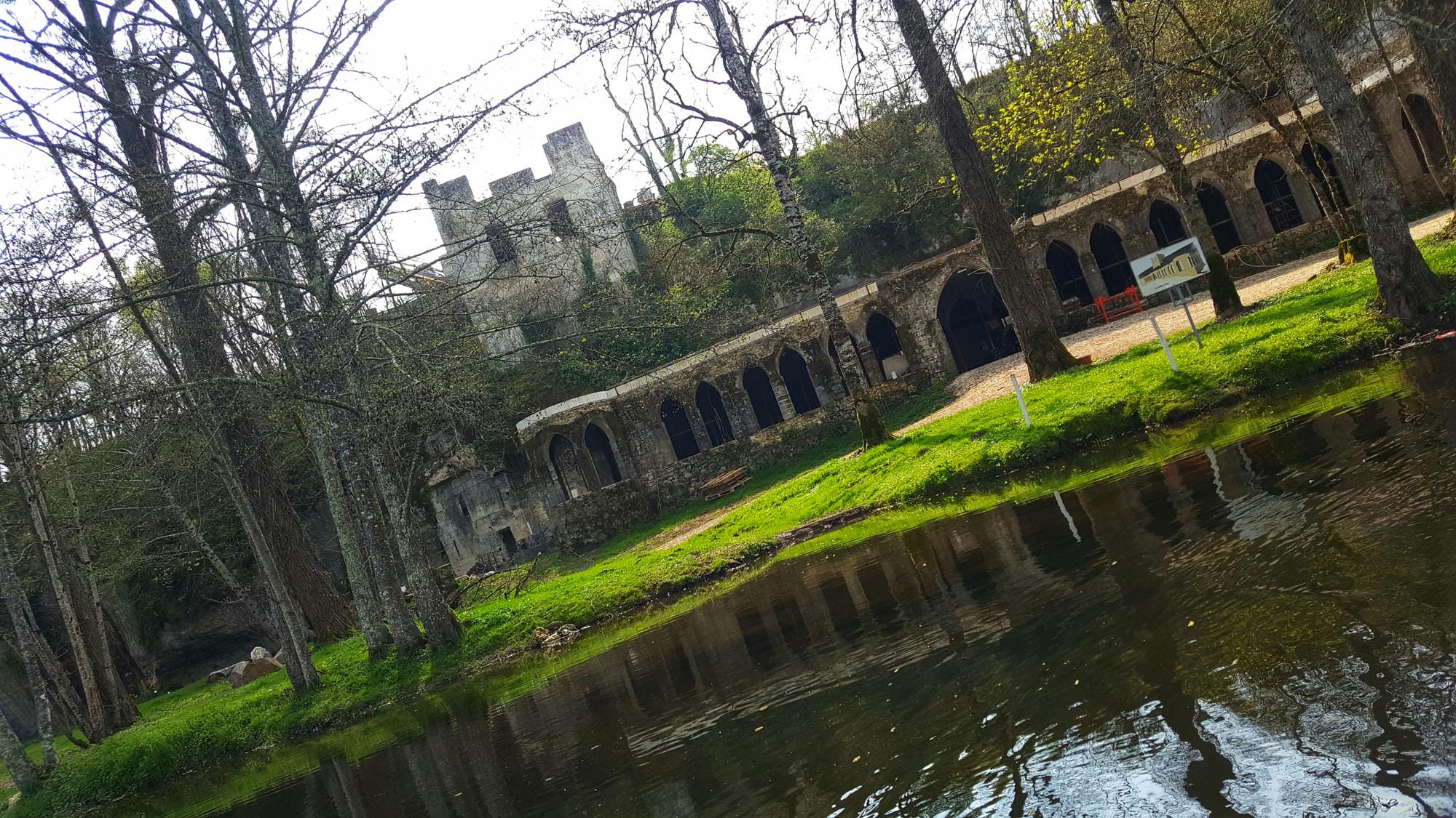 Ancien couvent au bord de la Dronne, vue depuis le bateau électrique des Croisières de Brantôme : aujourd'hui le Bimbillou parc
