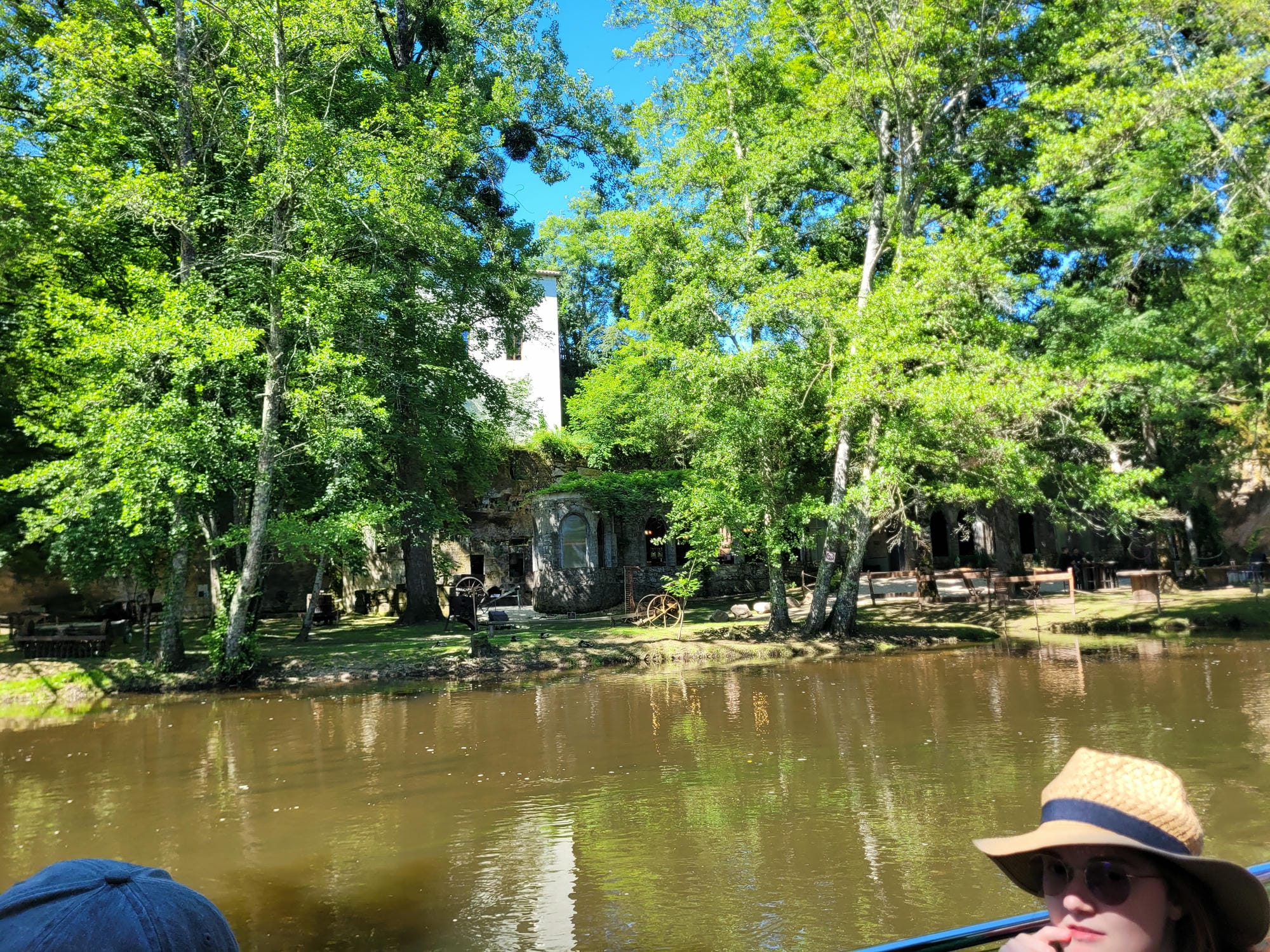 Bateau électrique de la croisière devant le Bimbillou parc sur la Dronne à Brantôme