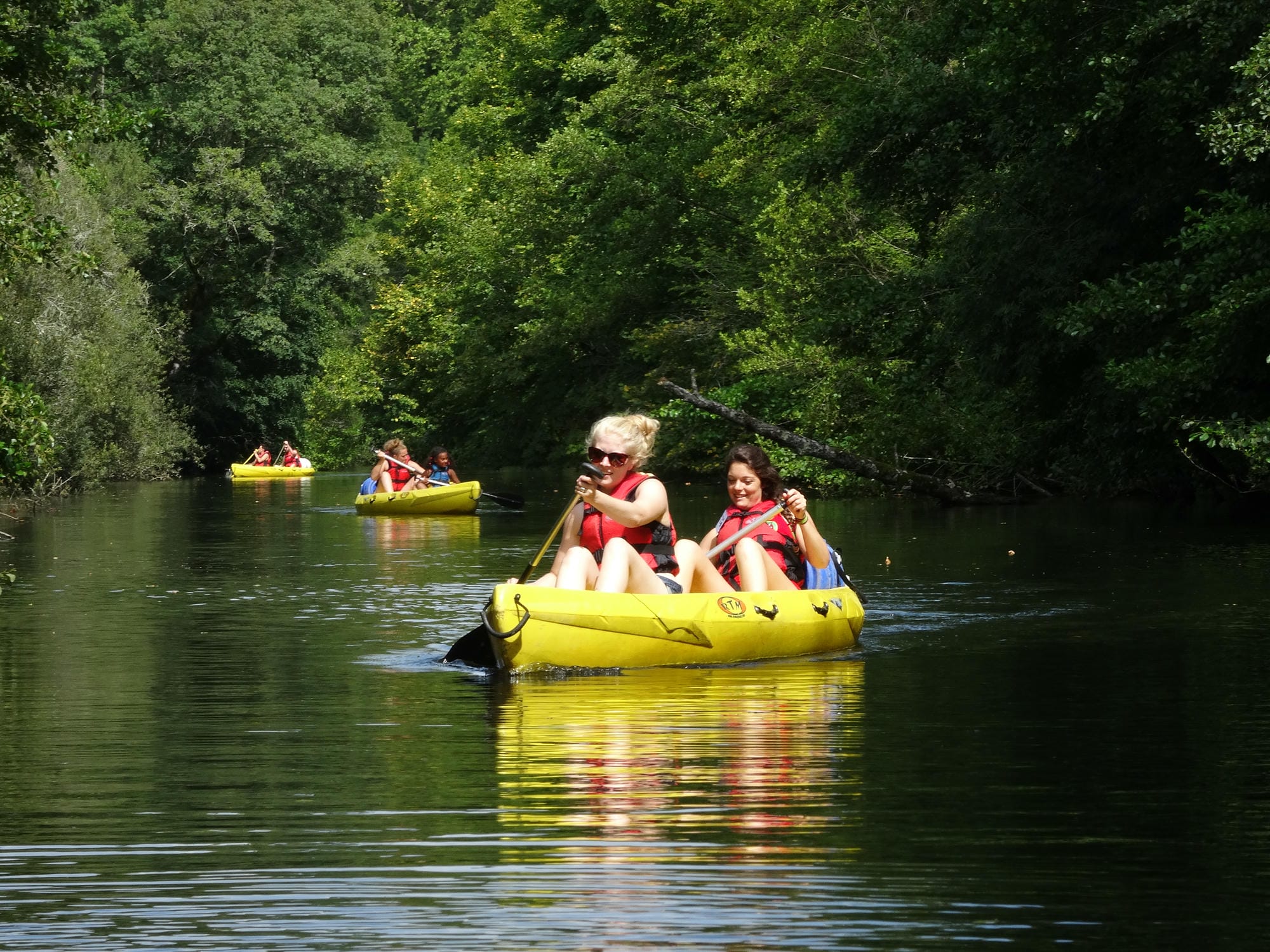 Plusieurs personnes en canoë-kayak sur la Dronne à Brantôme, activité nautique