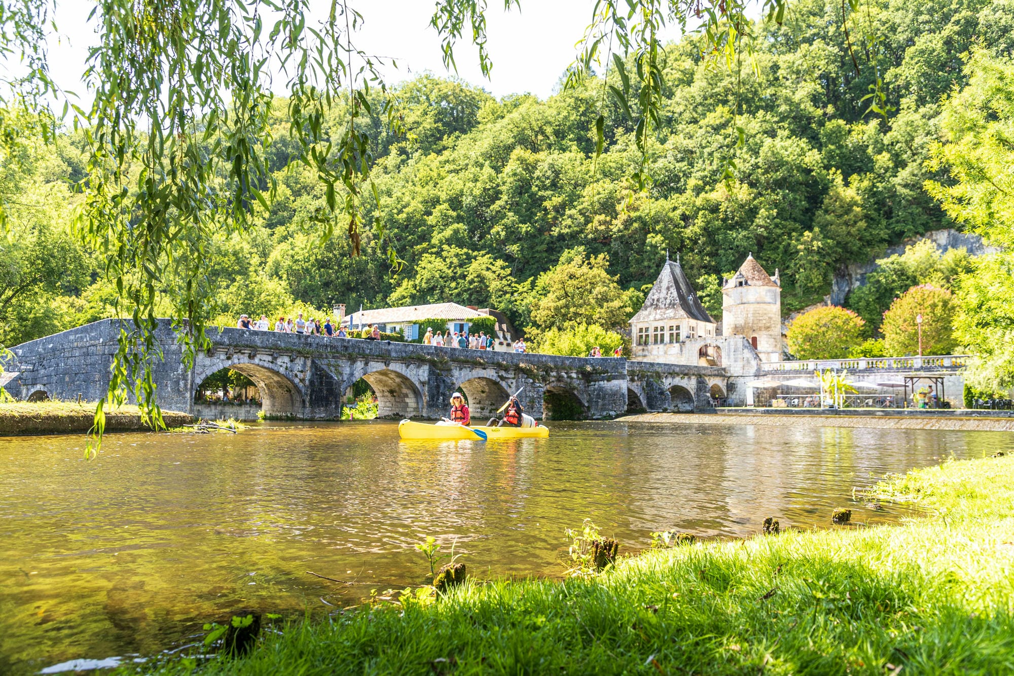 Couple en canoë sur la Dronne à Brantôme, loisir en Périgord