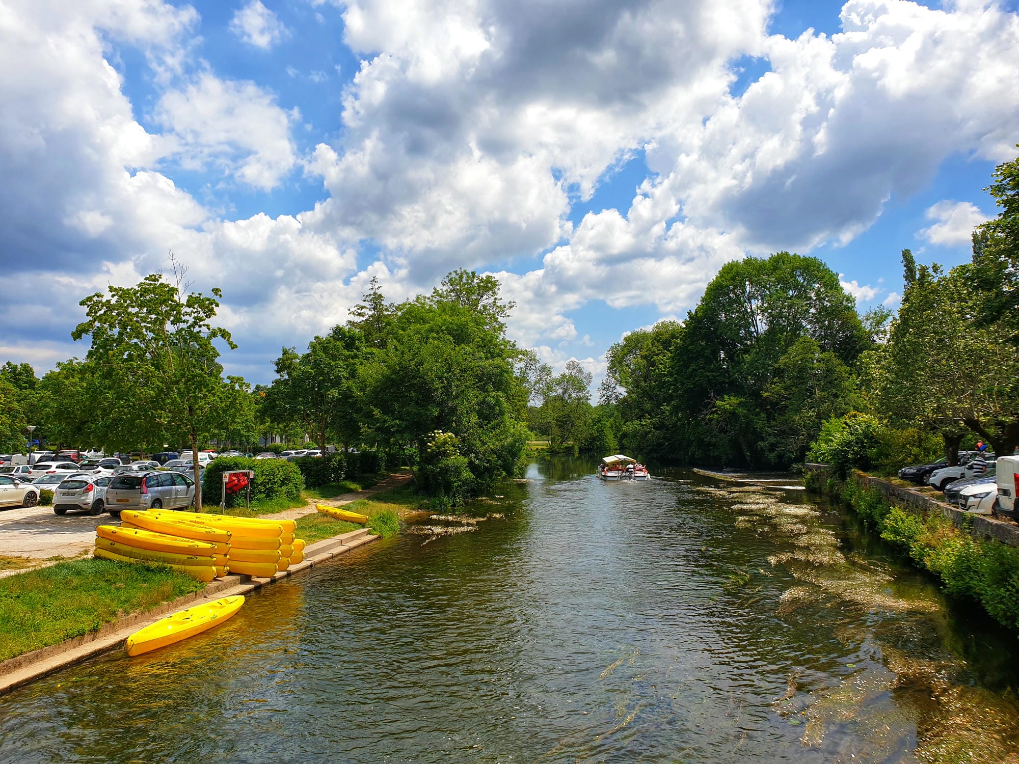 La Dronne à Brantôme avec la base de départs des canoës.