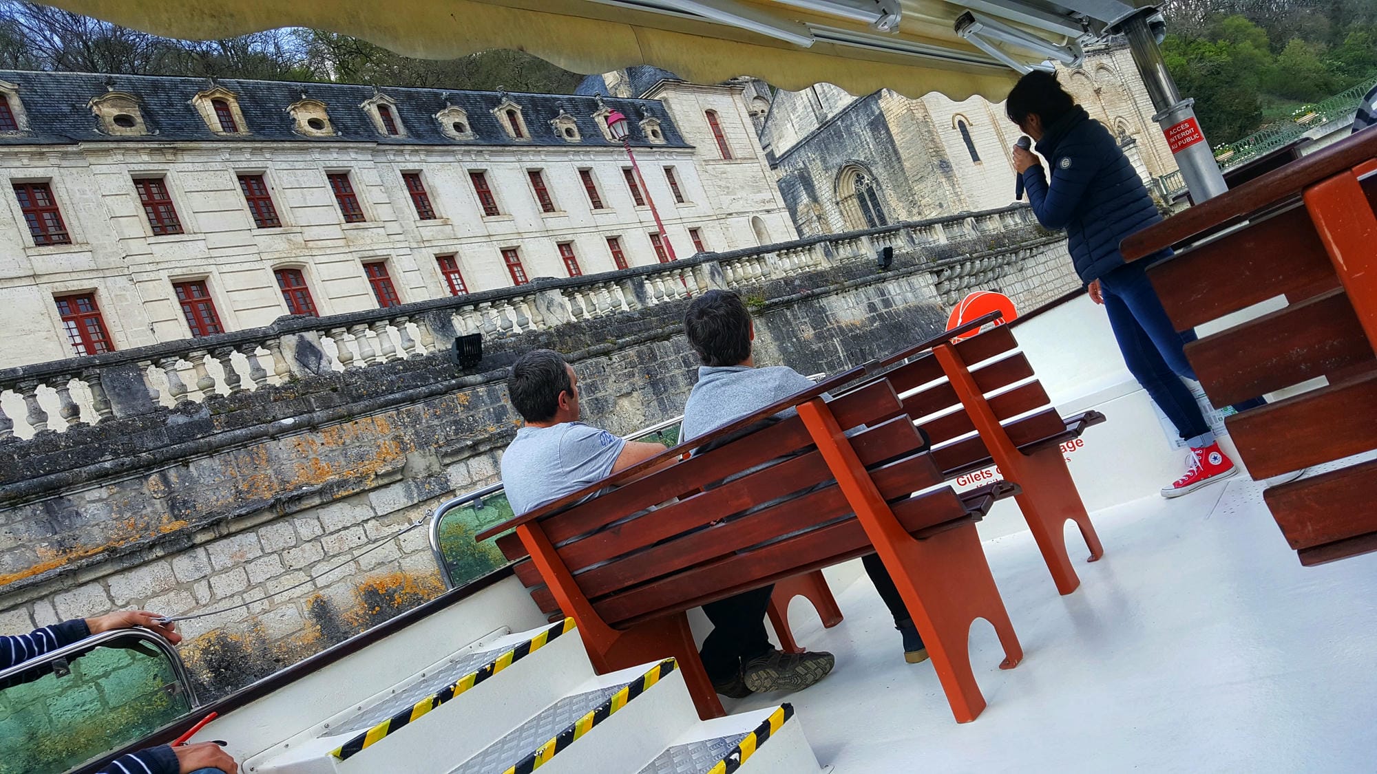 Croisière en barque sur la Dronne à Brantôme, avec l'Abbaye en arrière-plan