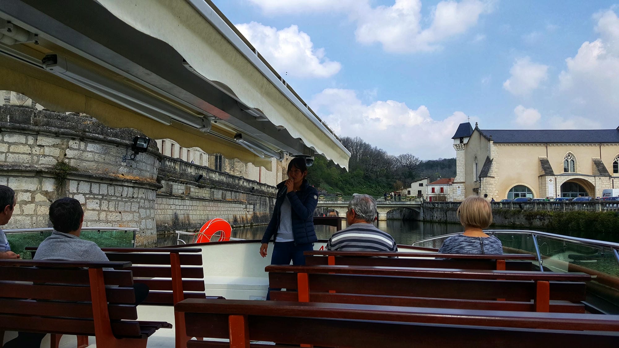 Passagers à bord d'une barque de croisière sur la Dronne à Brantôme