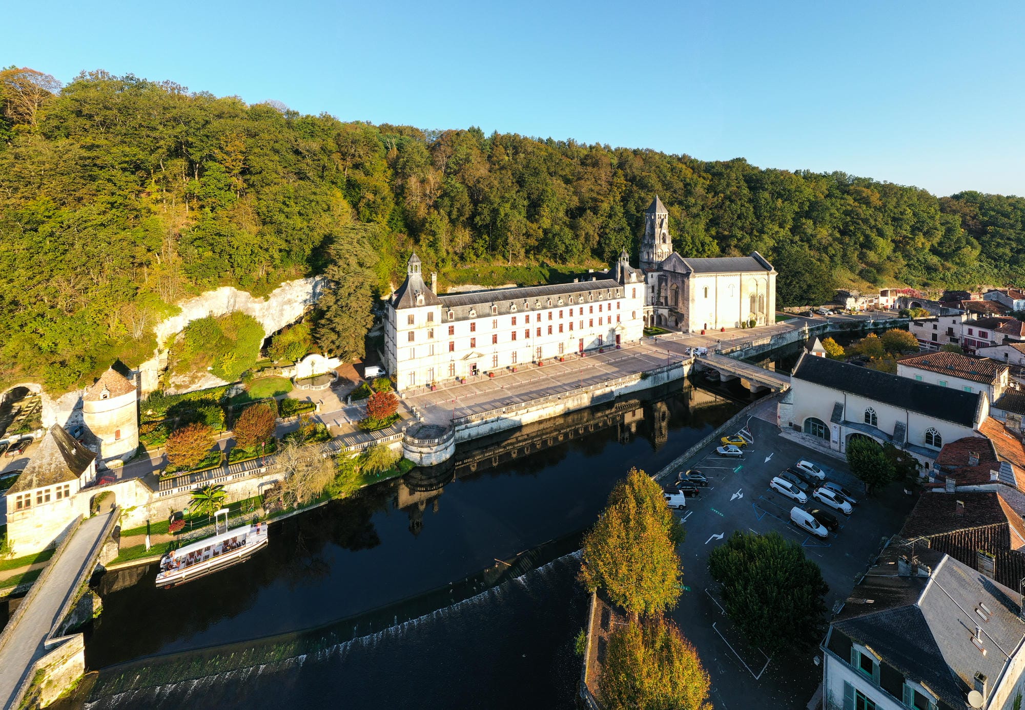 Vue aérienne de l'Abbaye de Brantôme avec son pont et la Dronne