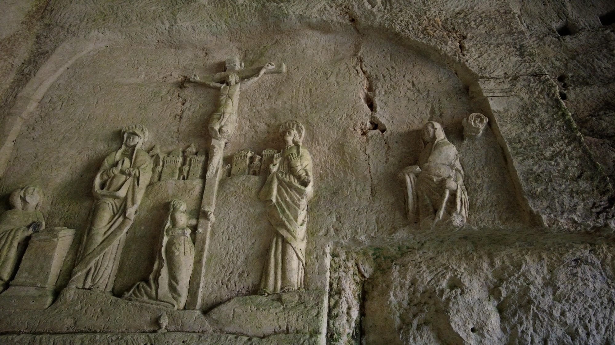 Sculptures rupestres dans les grottes de l'abbaye de Brantôme : crucifixion et cavalier