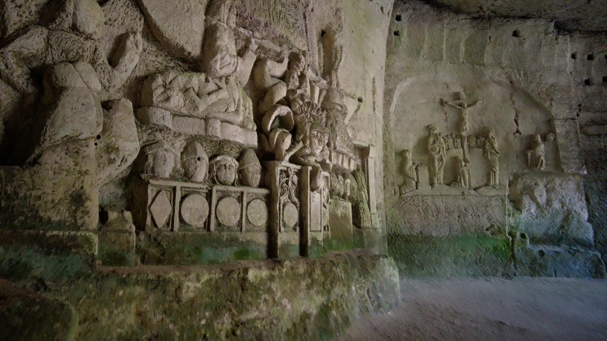 Sculpture en pierre d'un cavalier dans la grotte du jugement dernier de l'abbaye de Brantôme