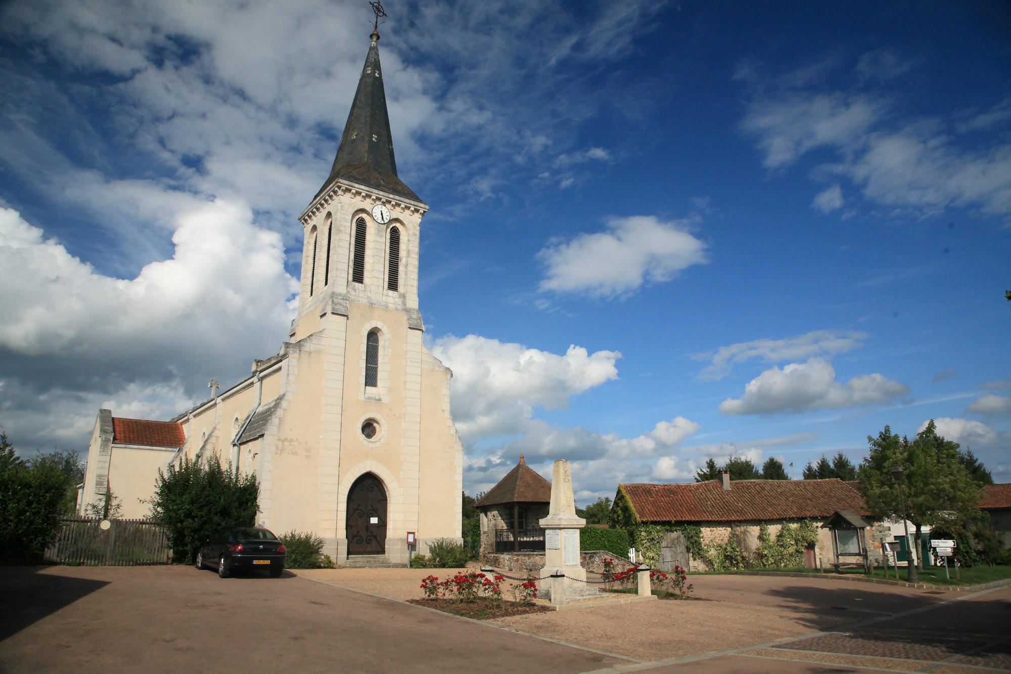 Église avec clocher et horloge au village de Champs-Romain en Dordogne