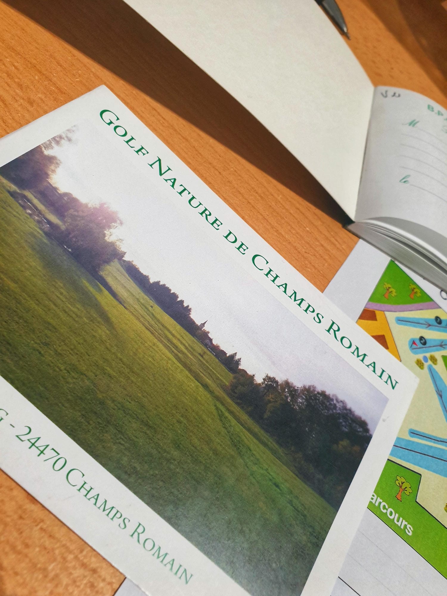 Gros plan sur un guide touristique avec carte, préparation d'une visite au golf de Champs-Romain