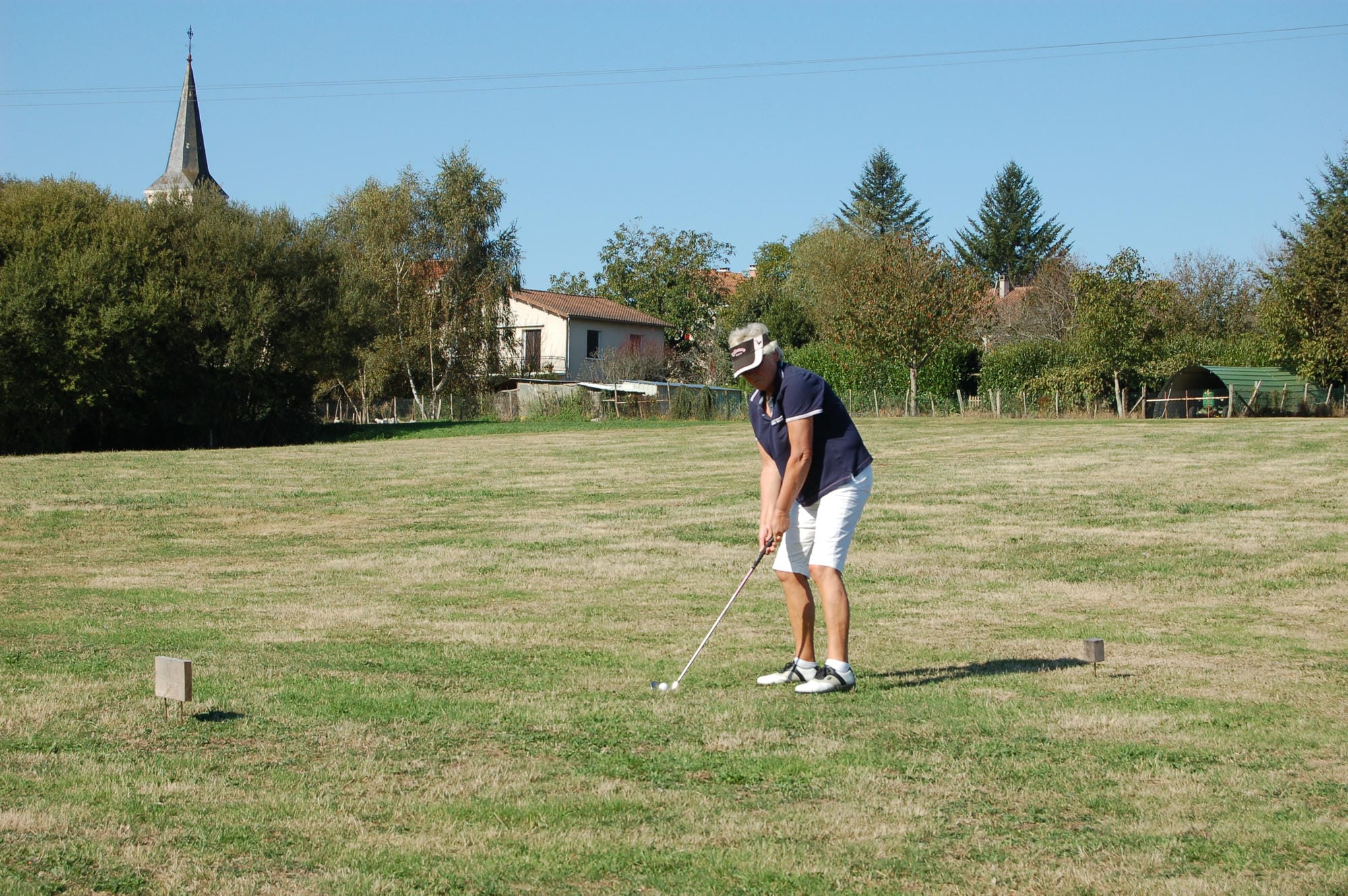 Golfeur en action sur le green du golf de Champs-Romain, Dordogne