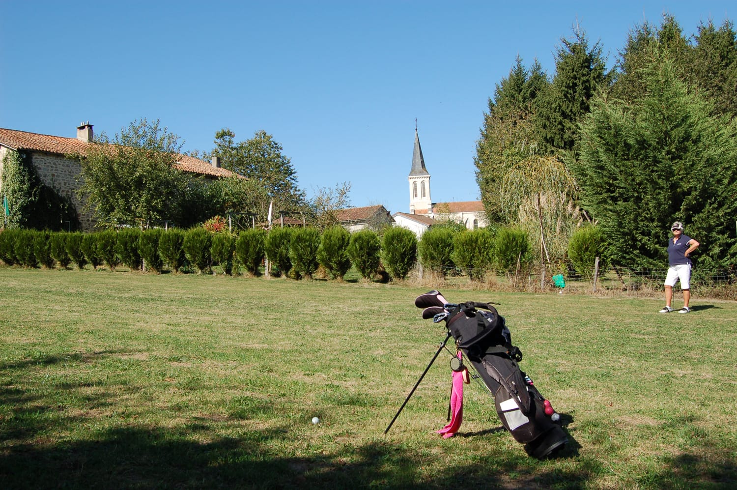 Golfeur avec son sac de golf sur le parcours de Champs-Romain, Dordogne