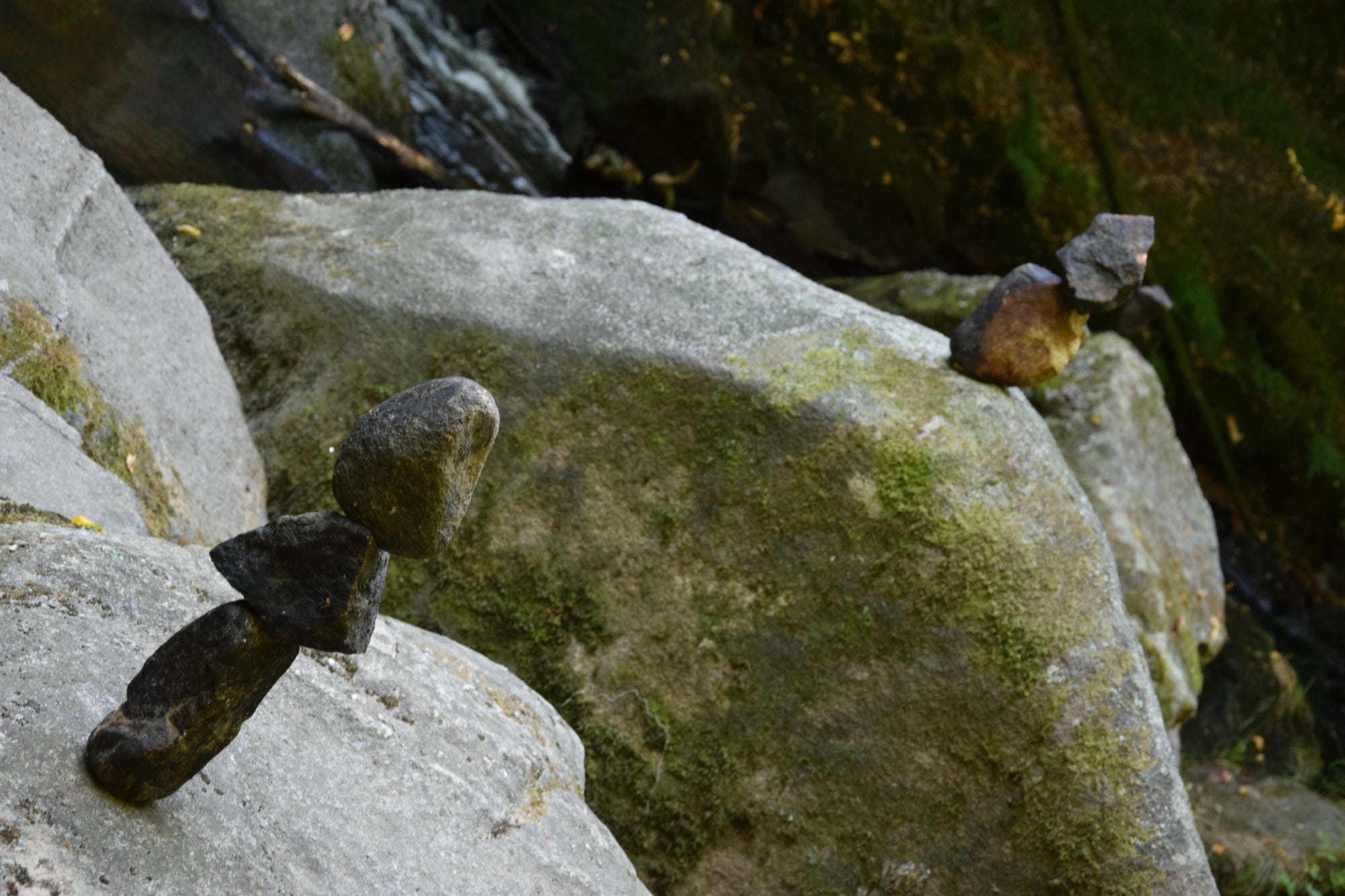 Cairn, ou empilement de pierres, curiosité éphémère sur des rochers au Saut du Chalard