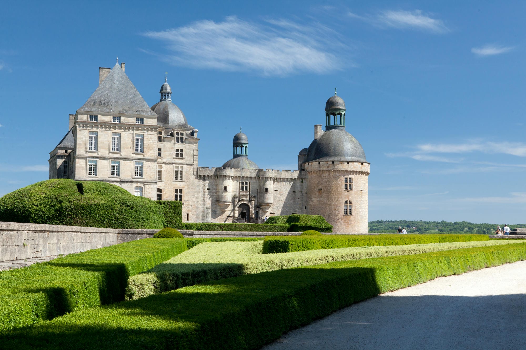 Le Château de Hautefort et sa majestueuse tour horloge, site touristique en Dordogne