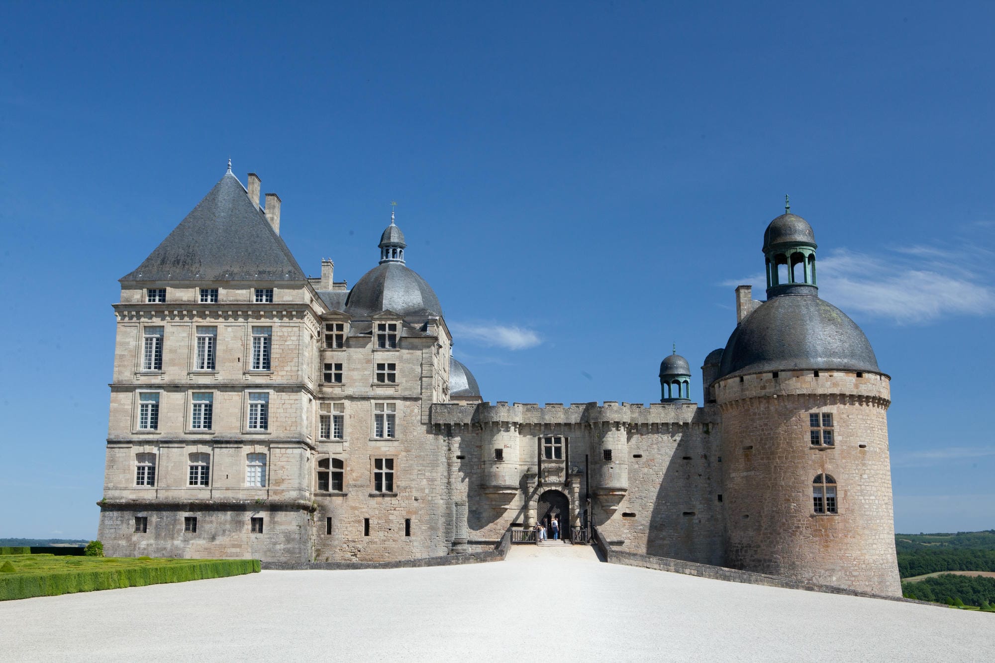 Imposant Château de Hautefort avec sa tour, visite en Périgord