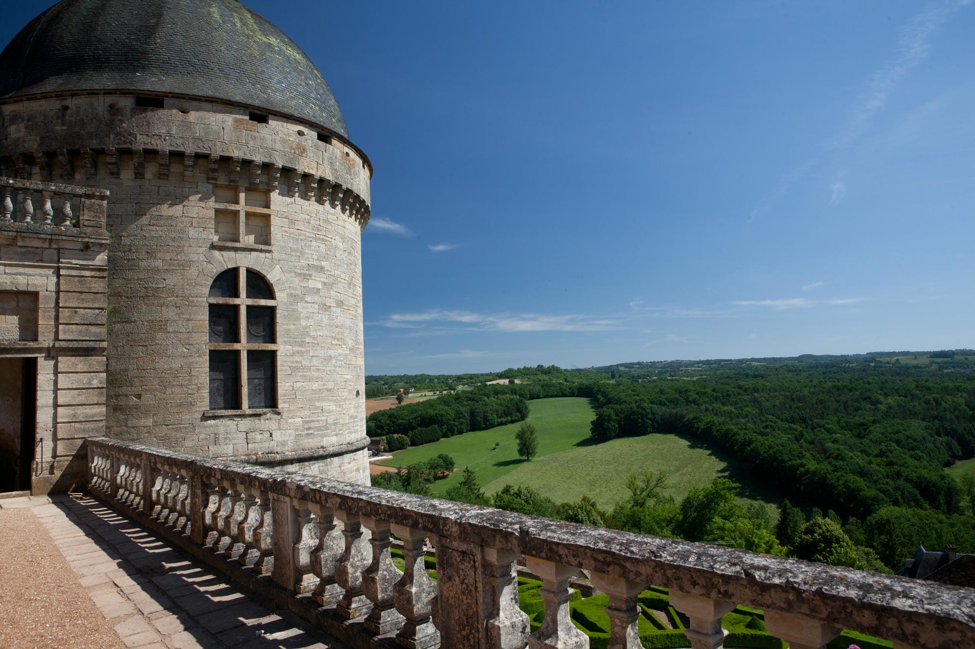 Vue depuis un balcon du Château de Hautefort dominant la vallée, Dordogne