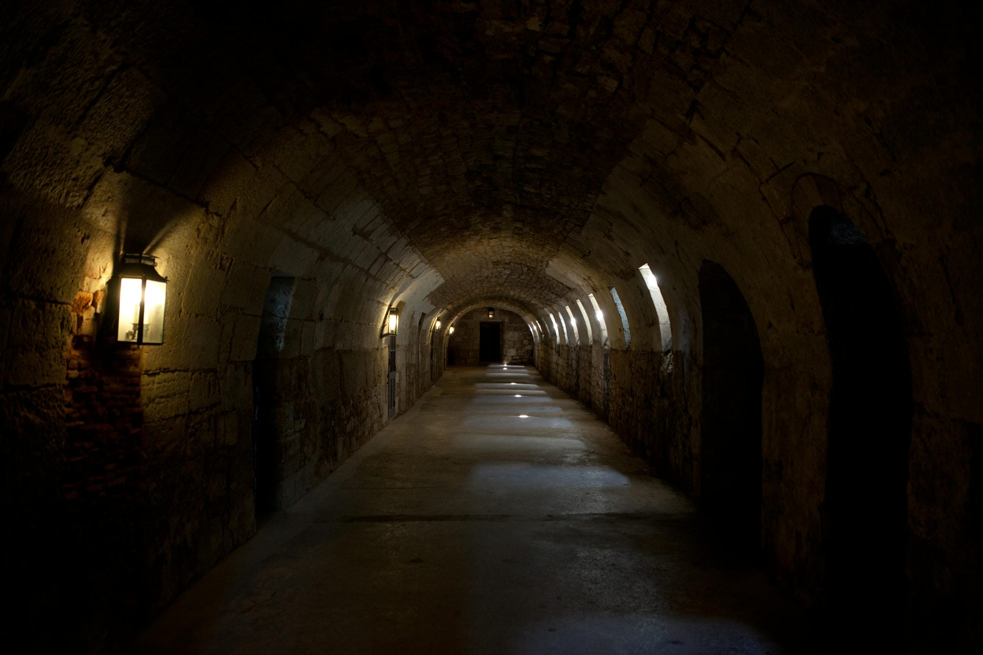 Long tunnel éclairé au bout, architecture du Château de Hautefort en Dordogne