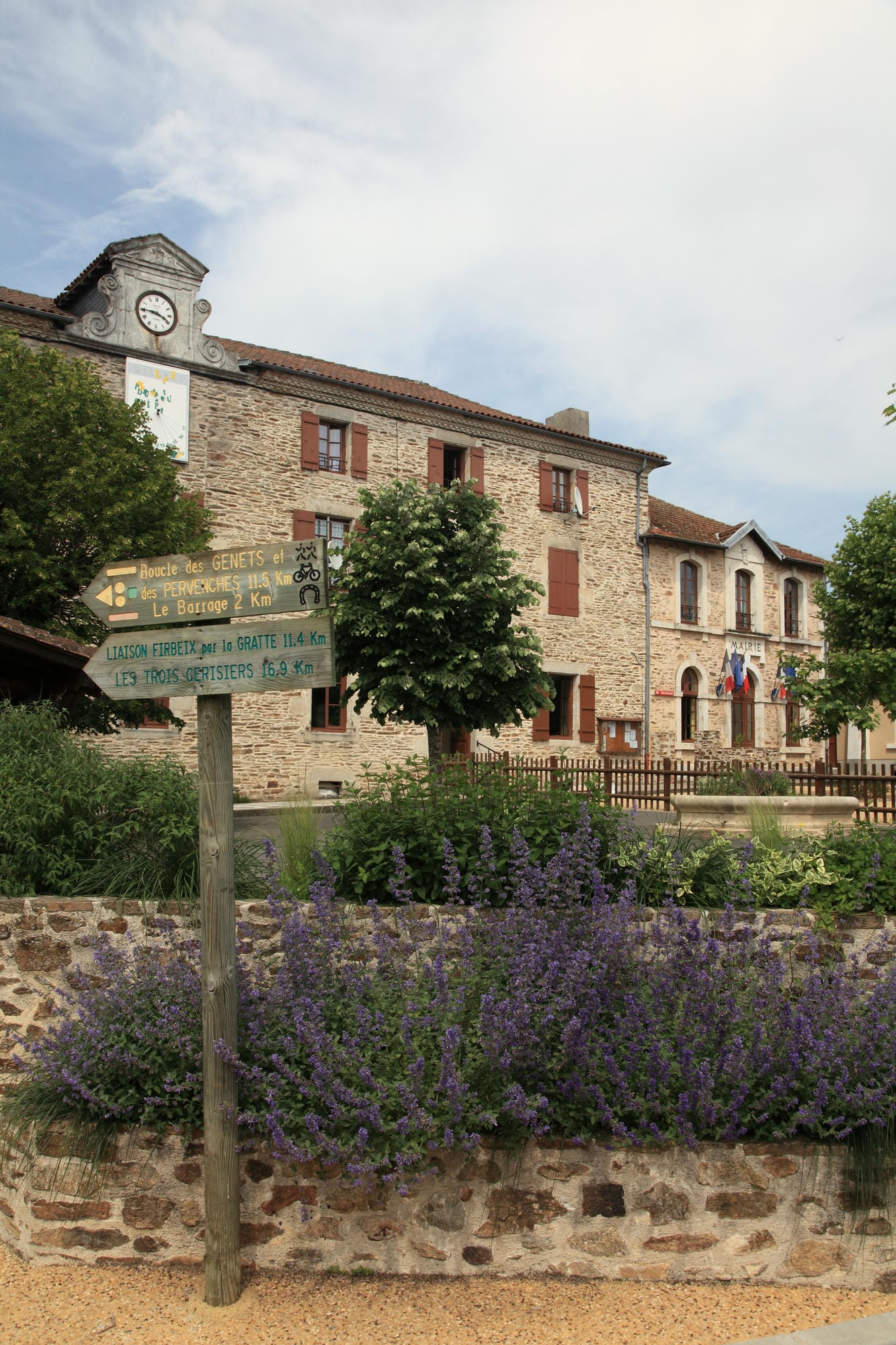 Place centrale du village de Miallet en Périgord