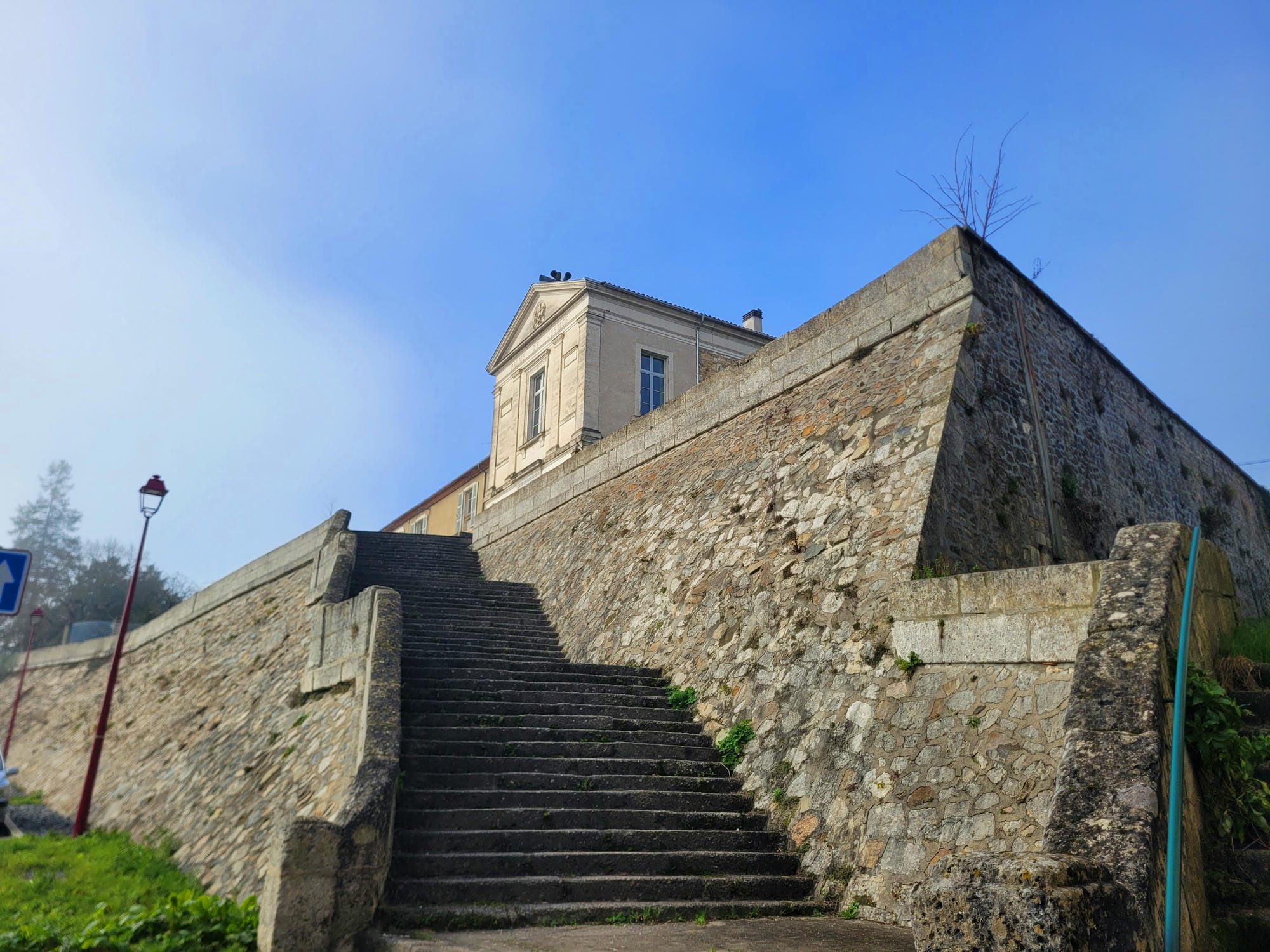 Mur en pierre avec escalier montant, ruelle typique de Nontron en Périgord Vert