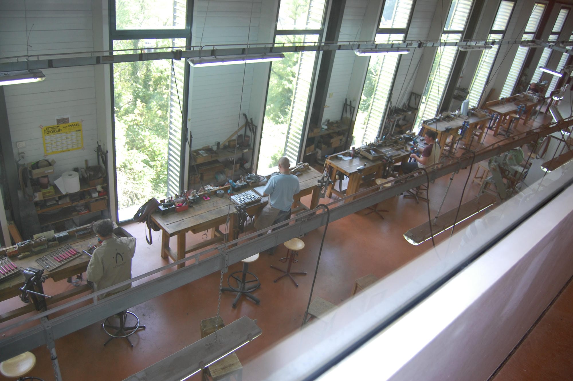 Vue d'un atelier de coutellerie à Nontron, fabrication artisanale de couteaux