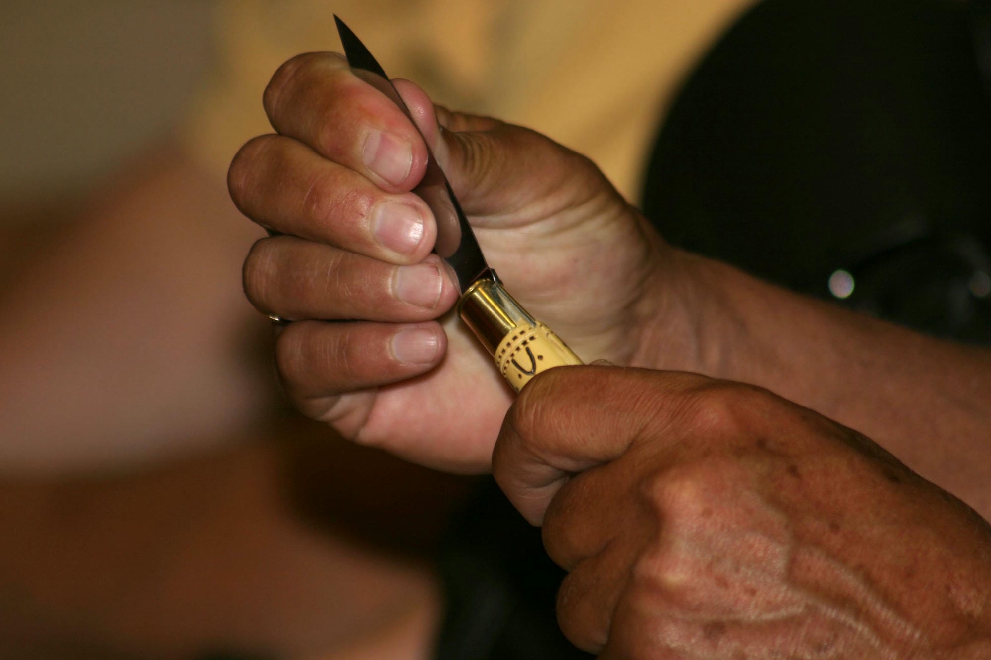 Main tenant le couteau de Nontron, artisanat local