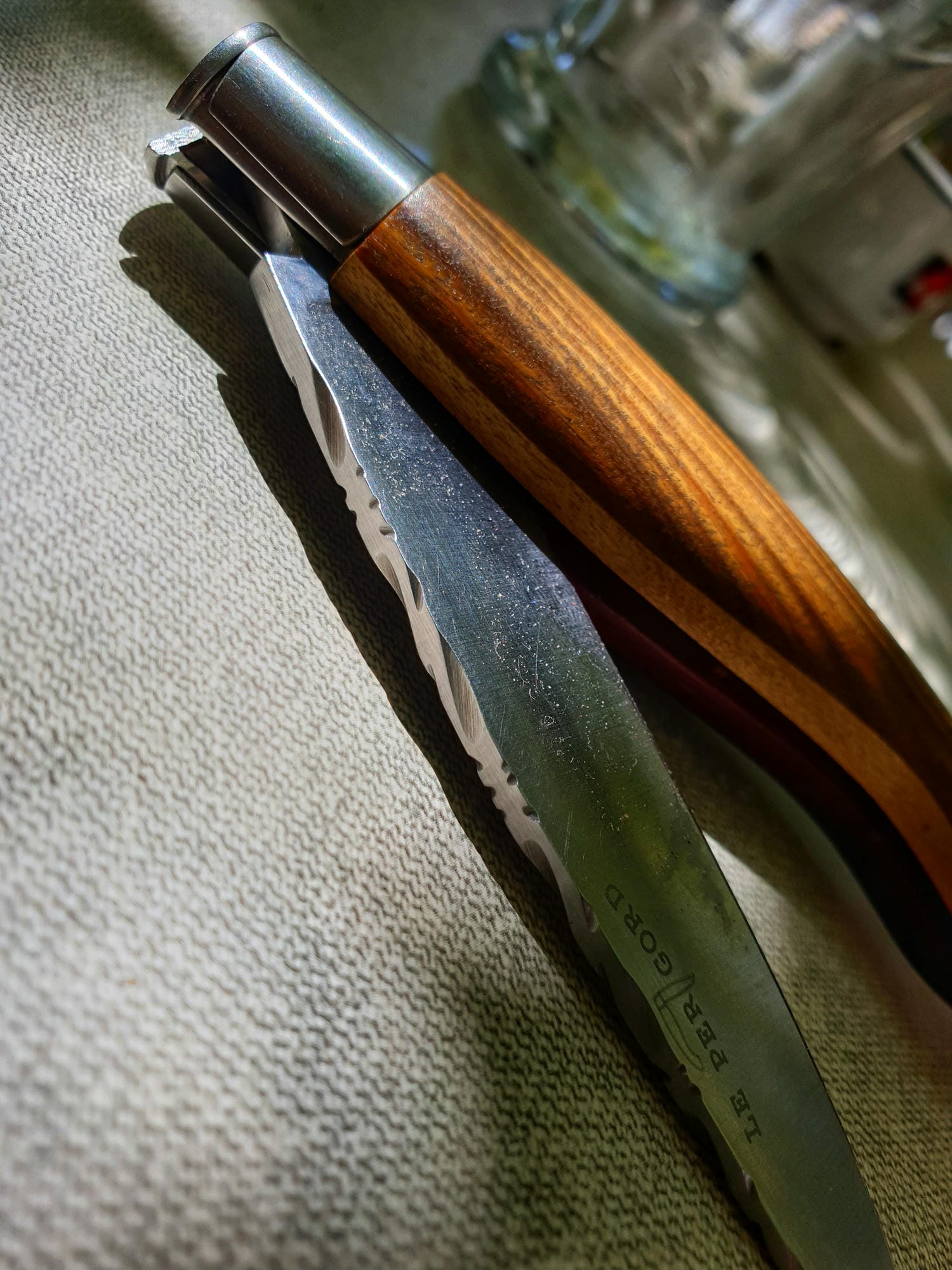 Couteau de Nontron "le Périgord aux 4 couleurs" sur une table, artisanat local