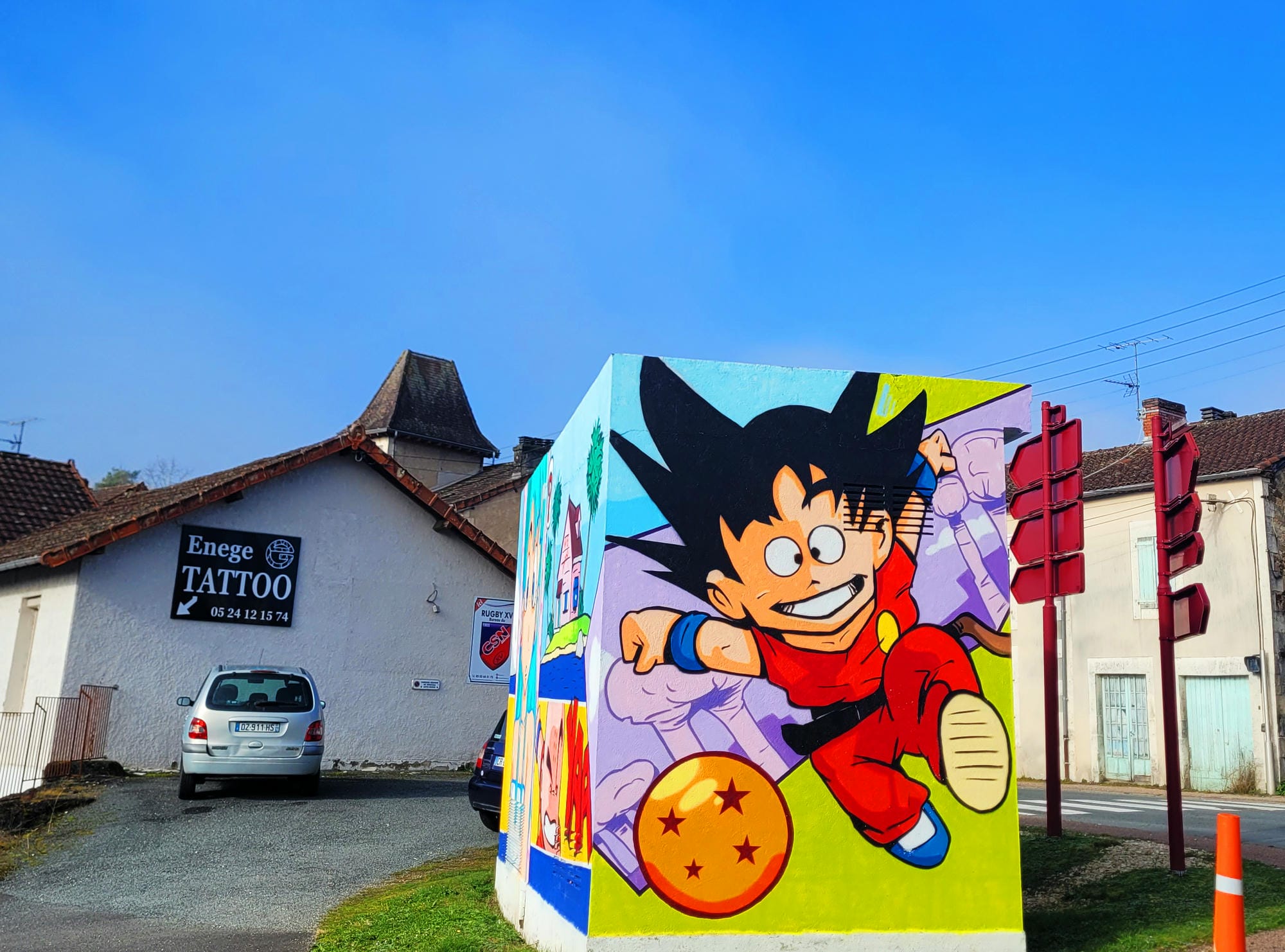 Mur tagué style Marcel Champion dans une rue de Nontron, art urbain