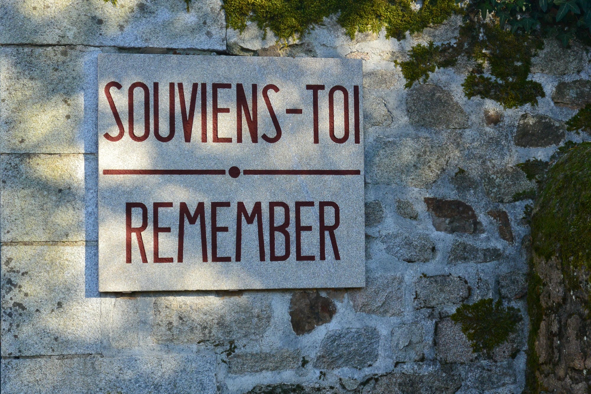 Panneau "Souviens-toi" (Remember) à Oradour-sur-Glane, village martyr