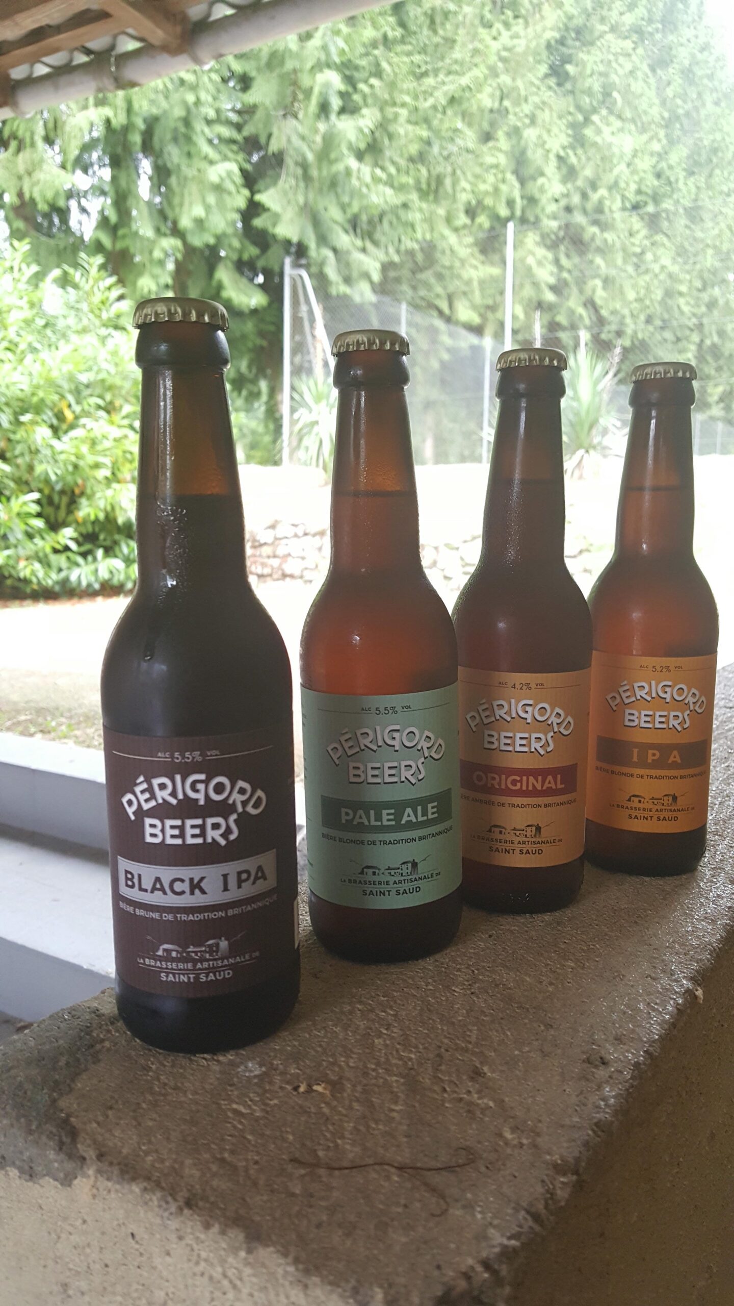 Bouteilles de bière artisanale de la brasserie de St-Saud sur un rebord de fenêtre