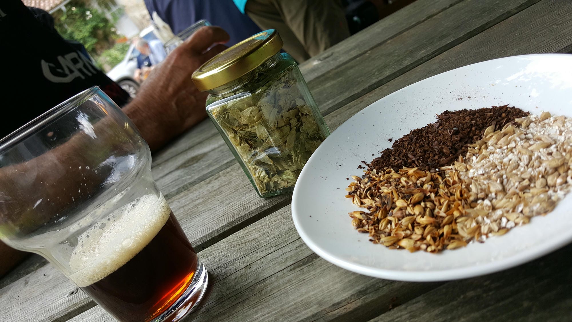 Assiette de céréales et houblons et verre de bière artisanale à la brasserie de St-Saud