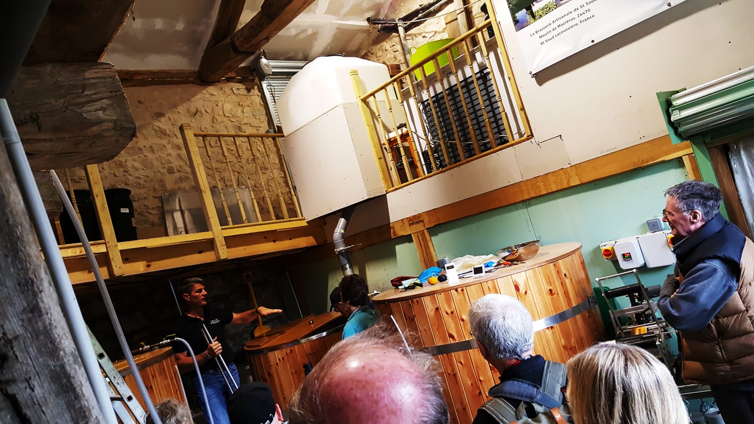 Visiteurs assis écoutant une présentation à la brasserie de Saint-Saud-Lacoussière