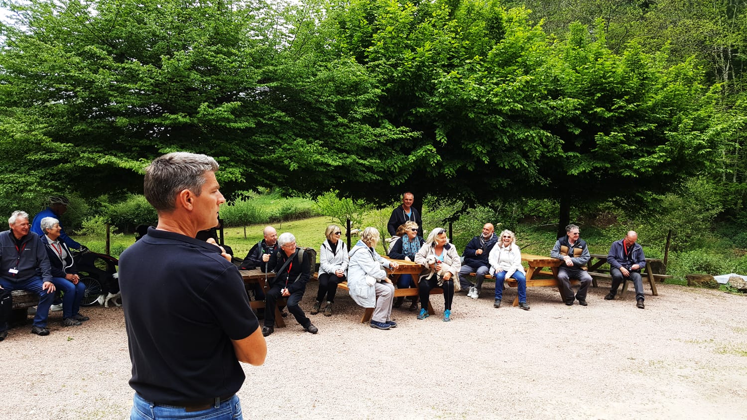 Mike, le Brasseur, s'adressant à un groupe de visiteurs à la brasserie de St-Saud