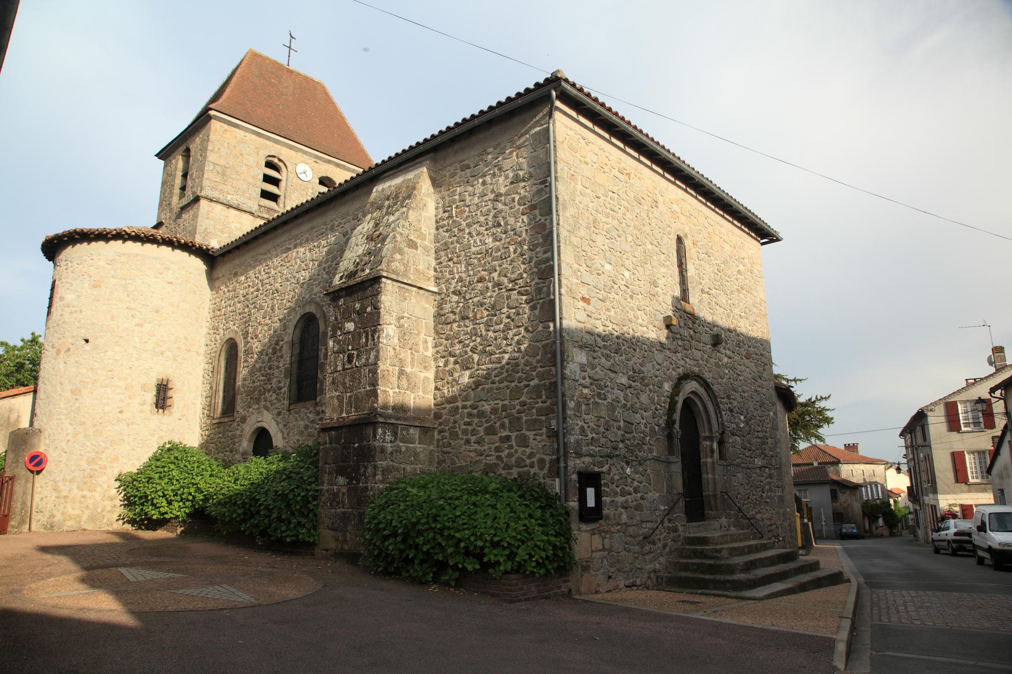 Grande église en pierre avec clocher à Saint-Saud-Lacoussière, Périgord Vert