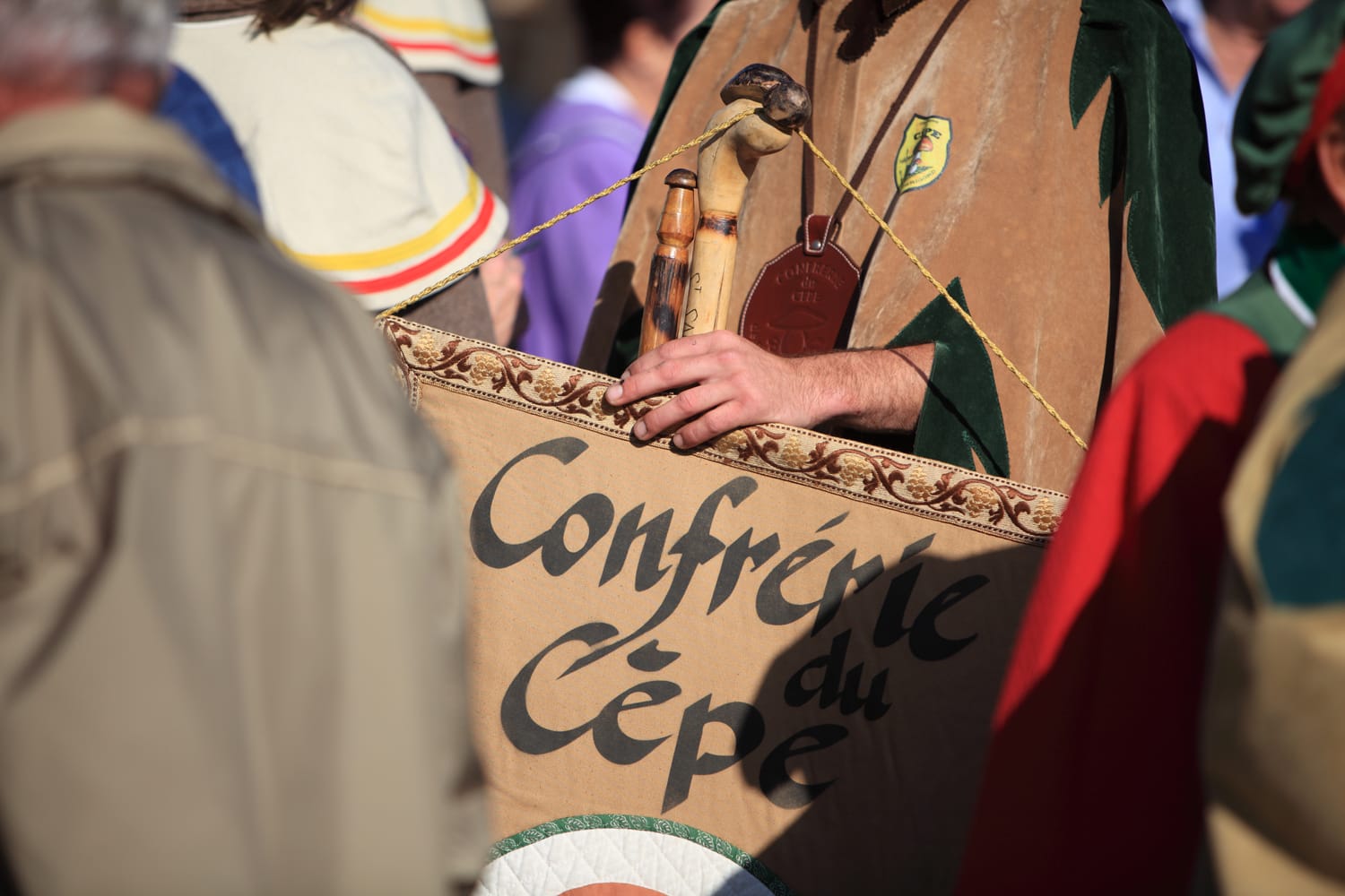 Homme en costume de cèpe tenant une pancarte lors de la Fête du Cèpe à St-Saud-Lacoussière