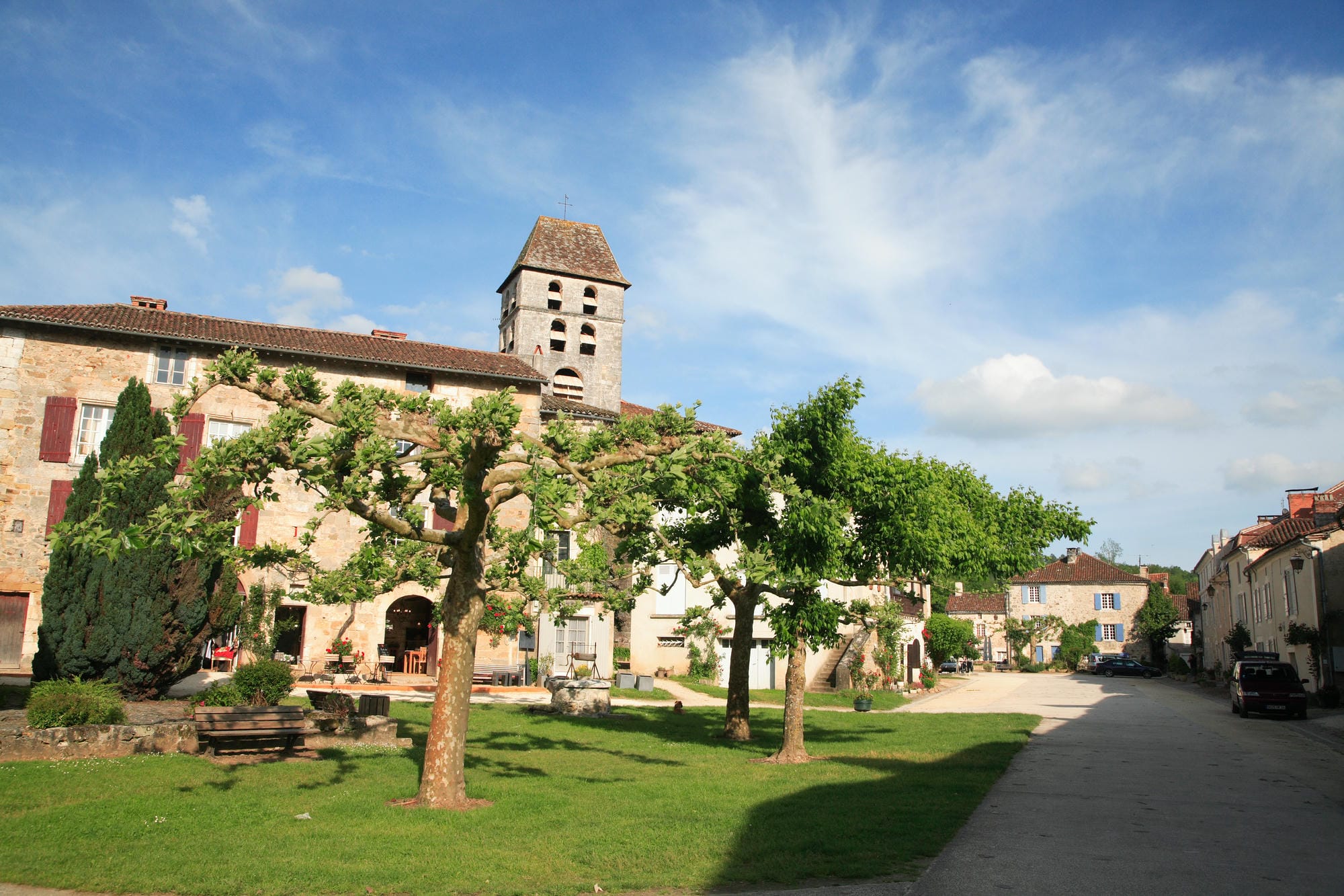 Vue d'ensemble de St-Jean-de-Côle dominé par le clocher de son église
