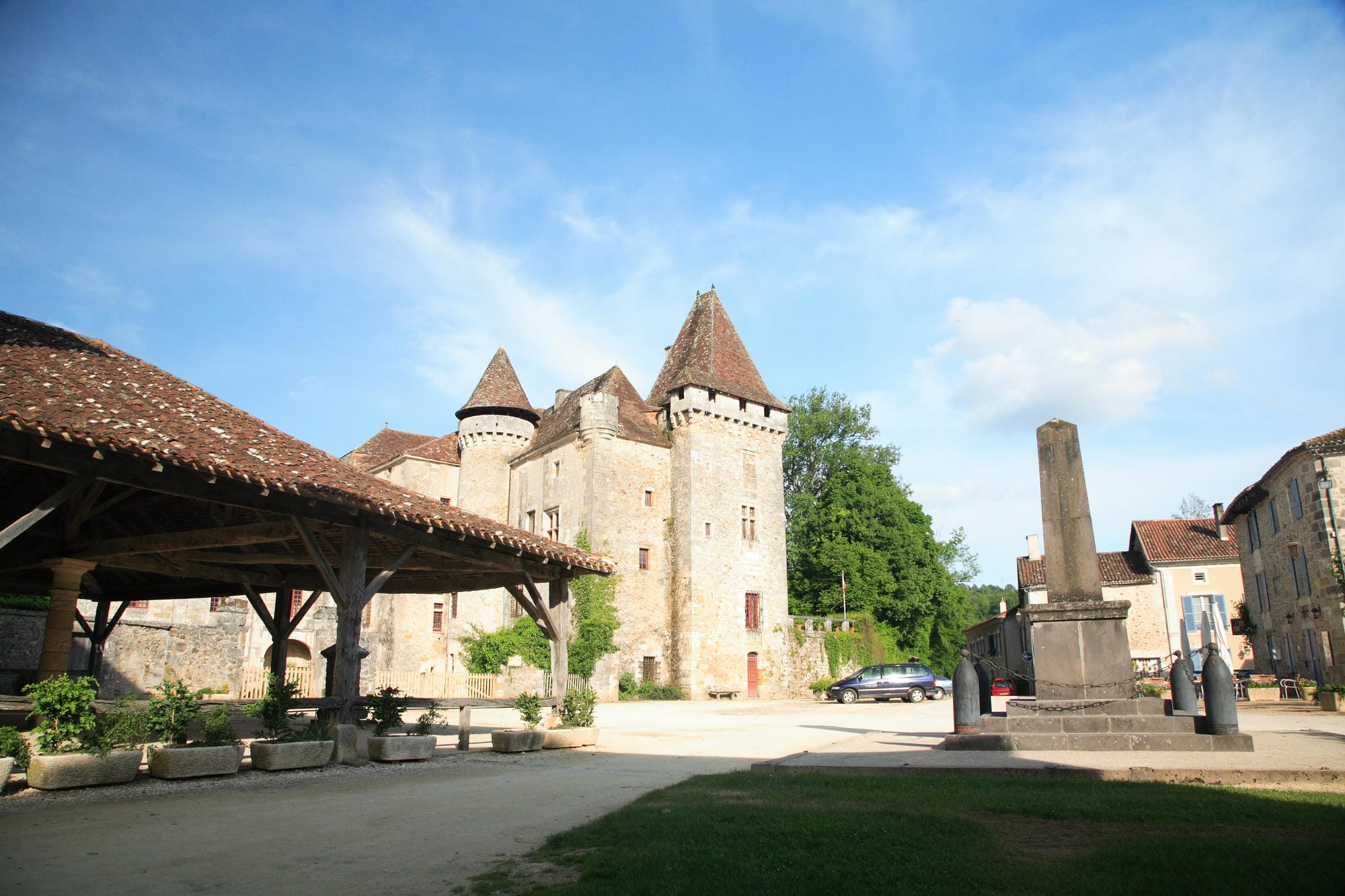 Imposant bâtiment (Château de la Marthonie ou église) avec tour et toit à St-Jean-de-Côle