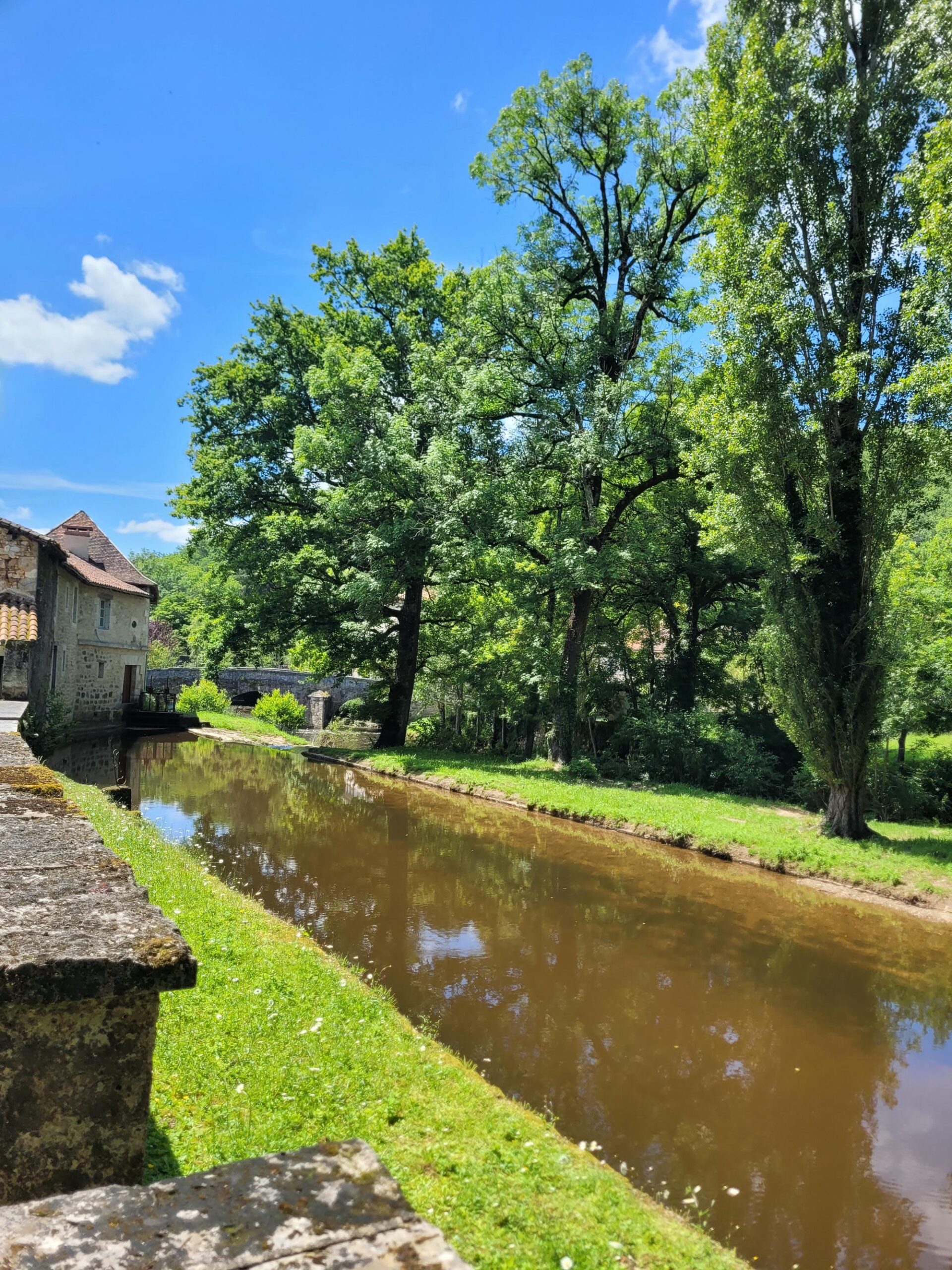 Arbres bordant la rivière Côle dans le village pittoresque de St-Jean-de-Côle