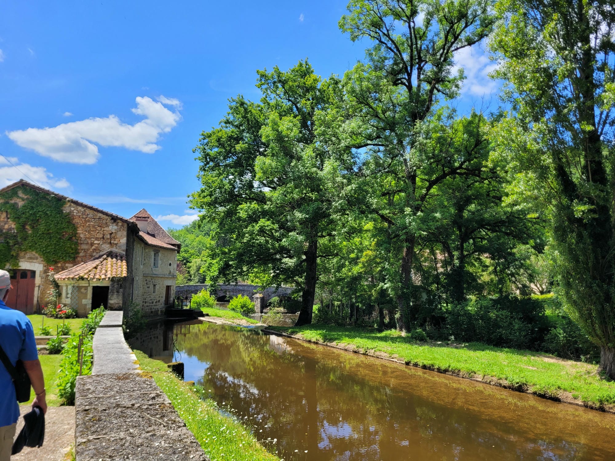Homme se promenant sur un sentier au bord de la Côle à St-Jean-de-Côle
