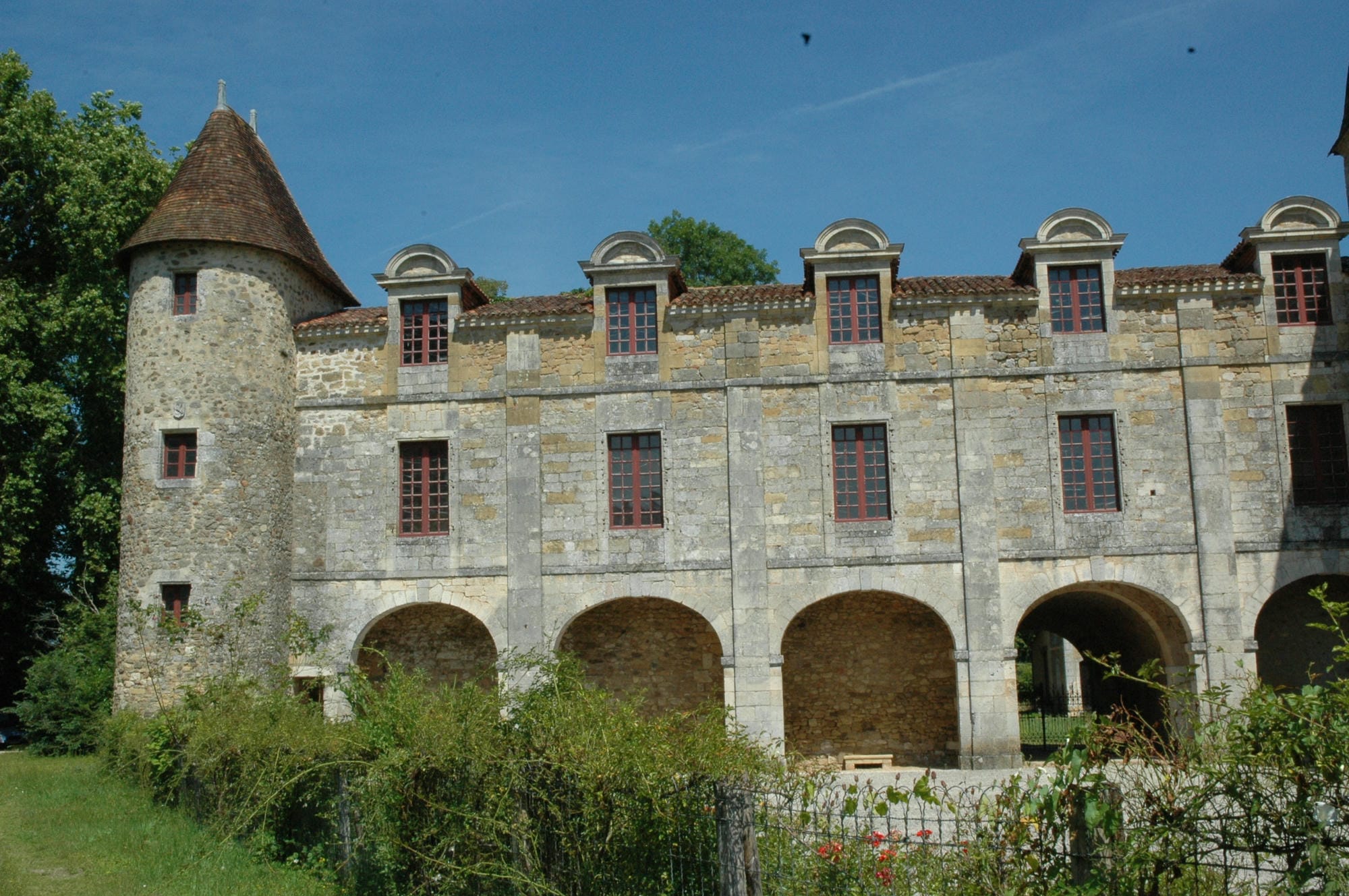 Le Château de la Marthonie à St-Jean-de-Côle, avec sa tour