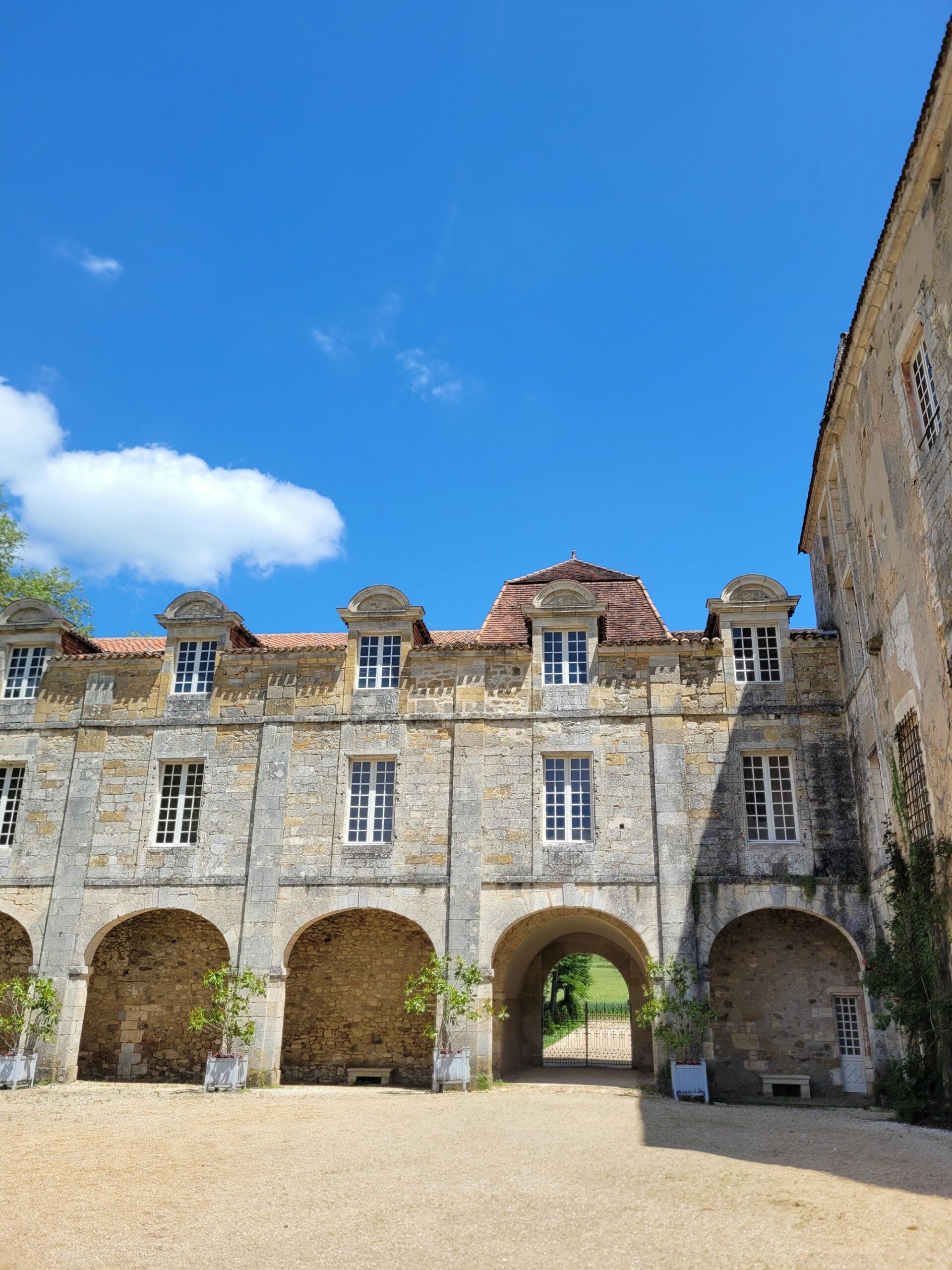 Cour du Château de la Marthonie, St-Jean-de-Côle
