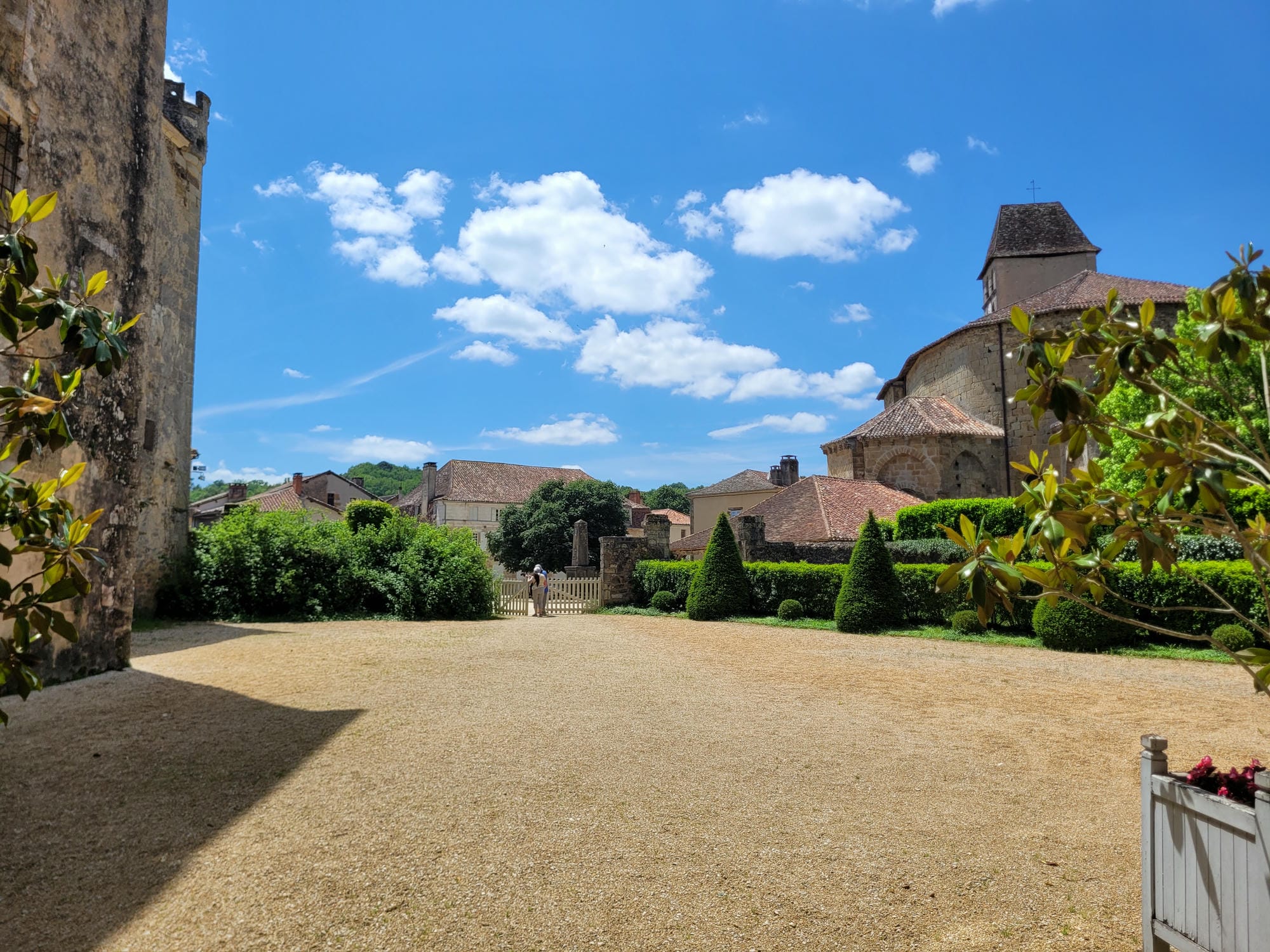 Grande cour intérieure du Château de la Marthonie à St-Jean-de-Côle, bâtiment et clôture en pierre