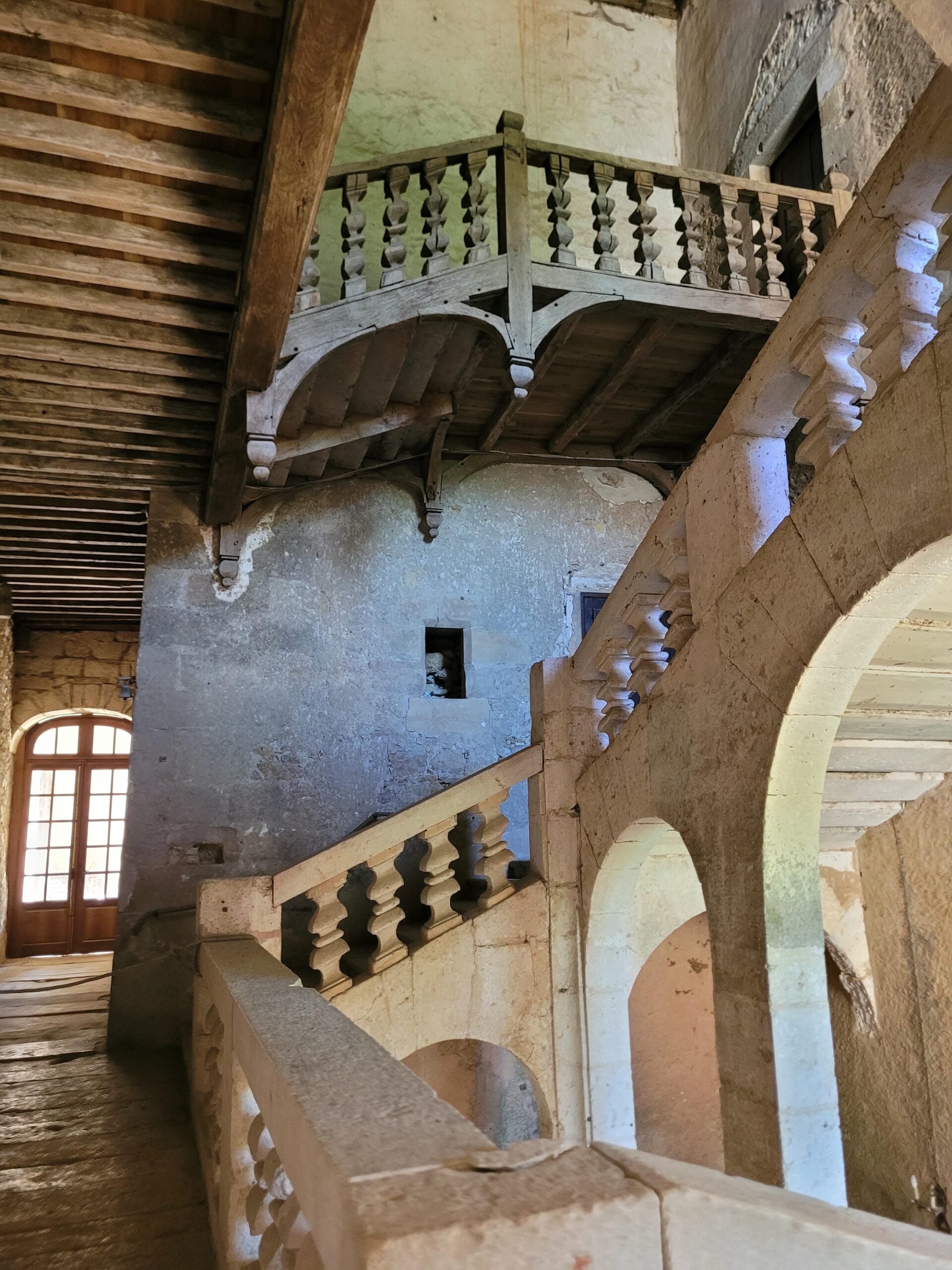 Escalier menant à un balcon dans le Château de la Marthonie à St-Jean-de-Côle