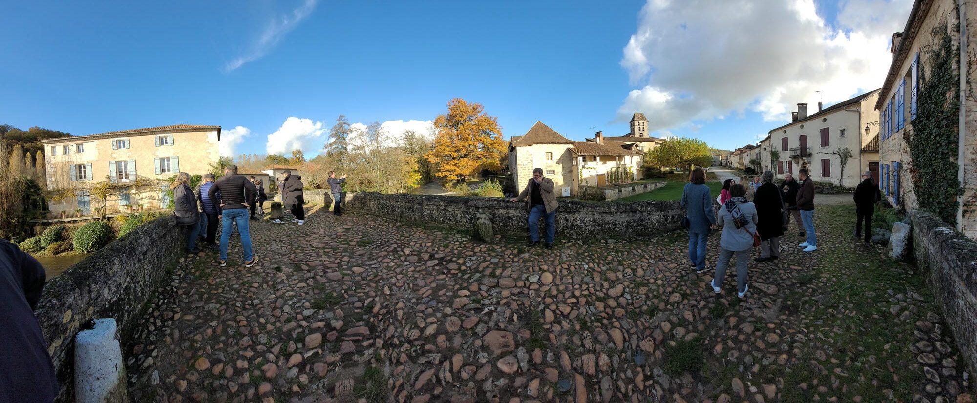 Groupe de personnes marchant sur le pont de St-Jean-de-Côle