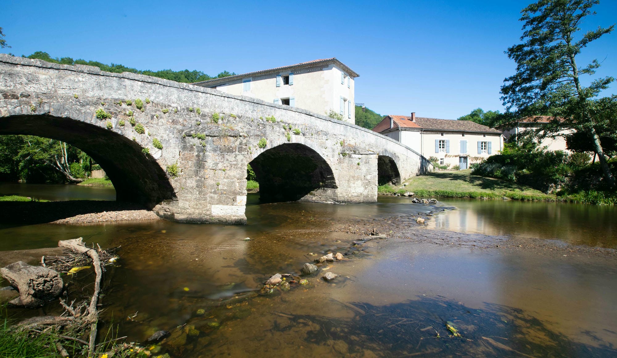 Vue du pont en pierre sur la Côle et des maisons du village de St-Jean-de-Côle