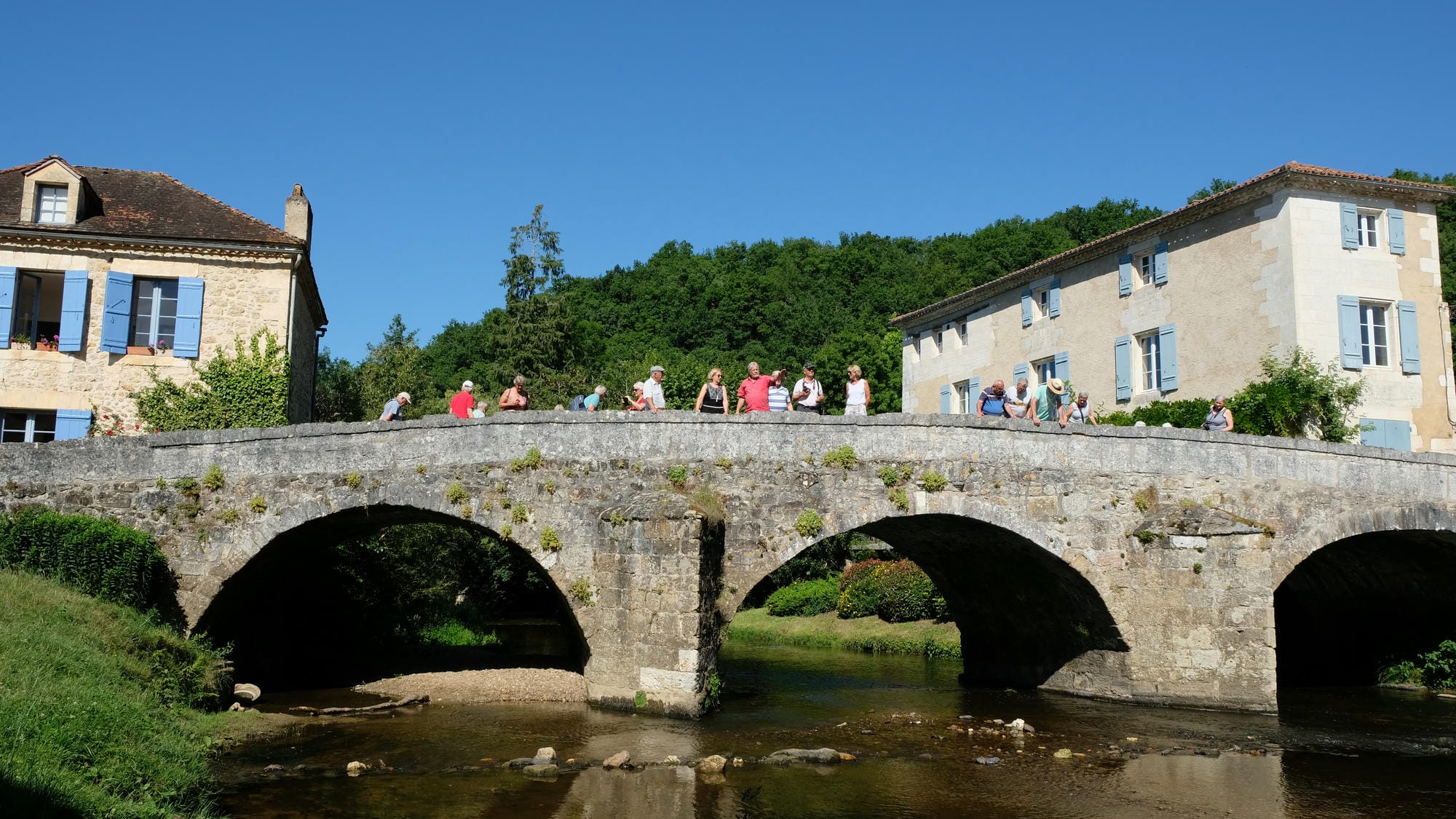 Visiteurs sur le pont enjambant la Côle à St-Jean-de-Côle, un des Plus Beaux Villages de France