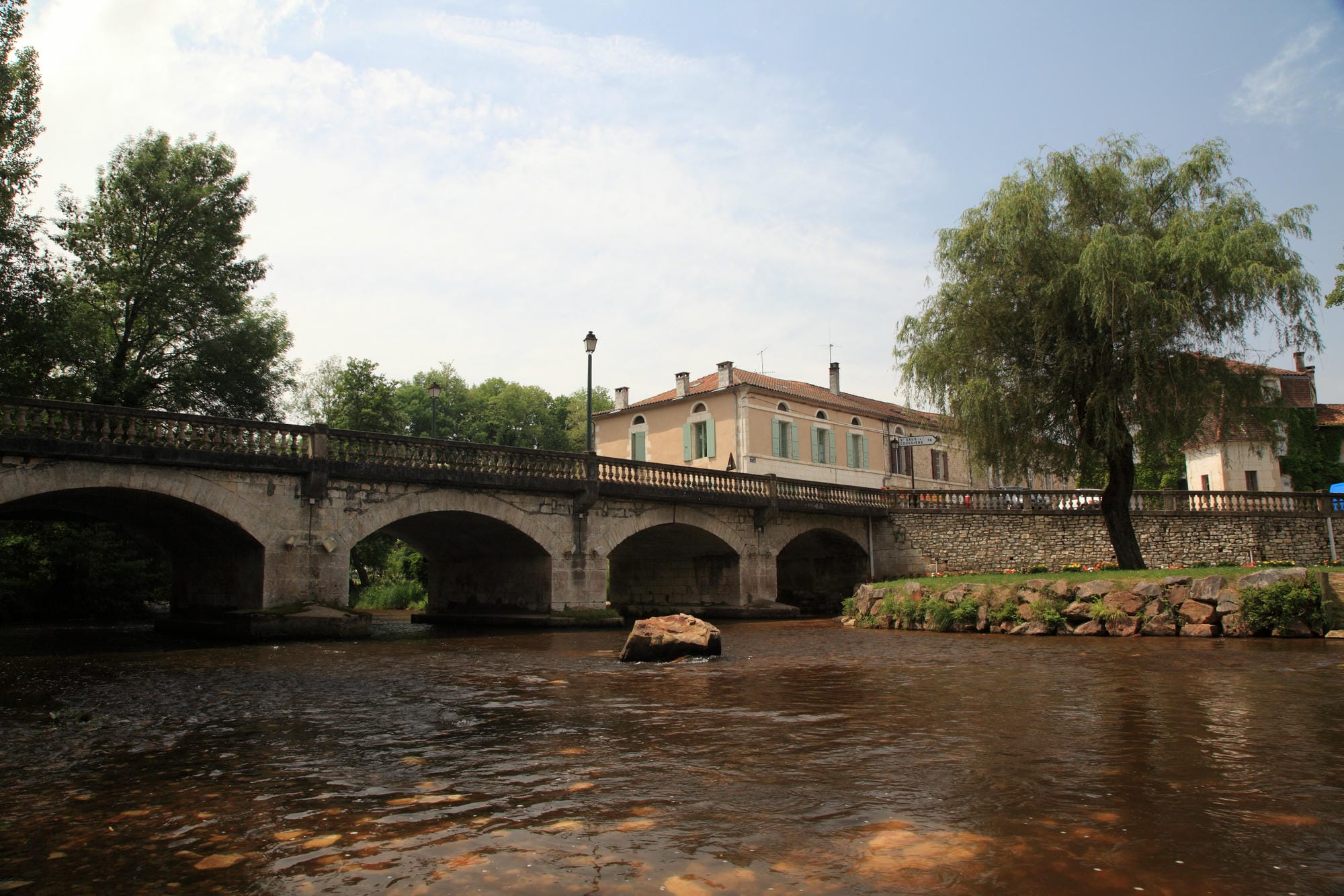 Pont enjambant la Dronne à St-Pardoux-la-Rivière, Périgord Vert