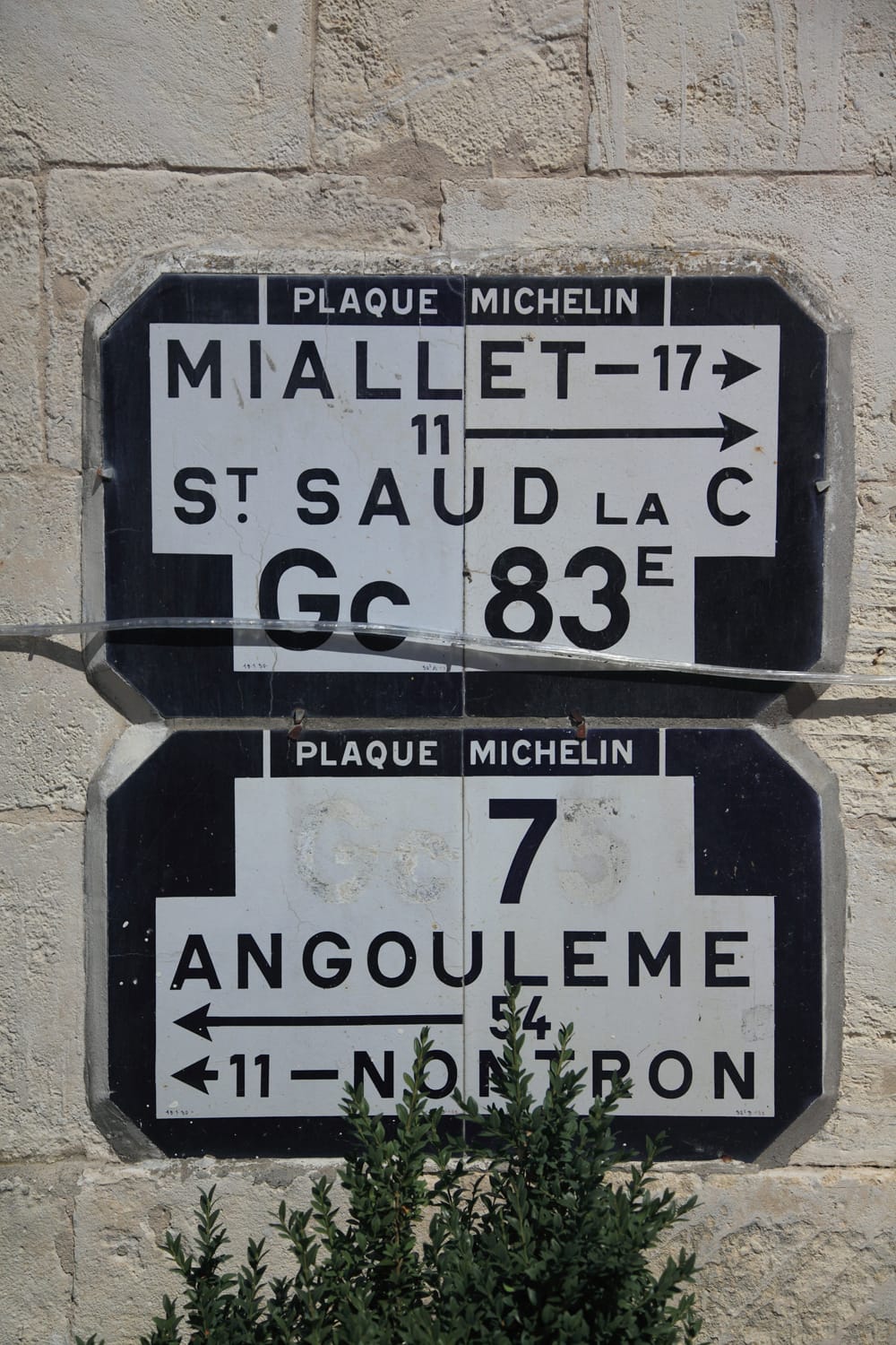 Deux plaques de rue sur le mur d'un bâtiment à St-Pardoux-la-Rivière, Périgord