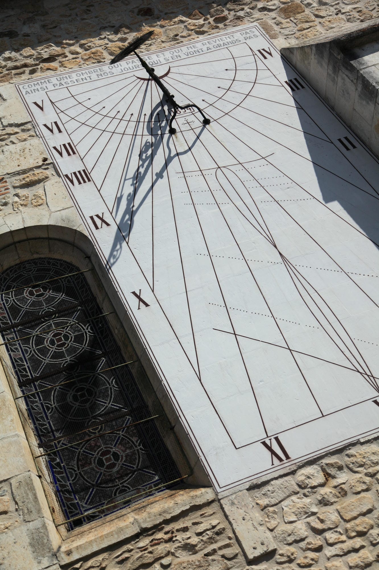 Cadran solaire sur la façade de l'église à St-Pardoux-la-Rivière