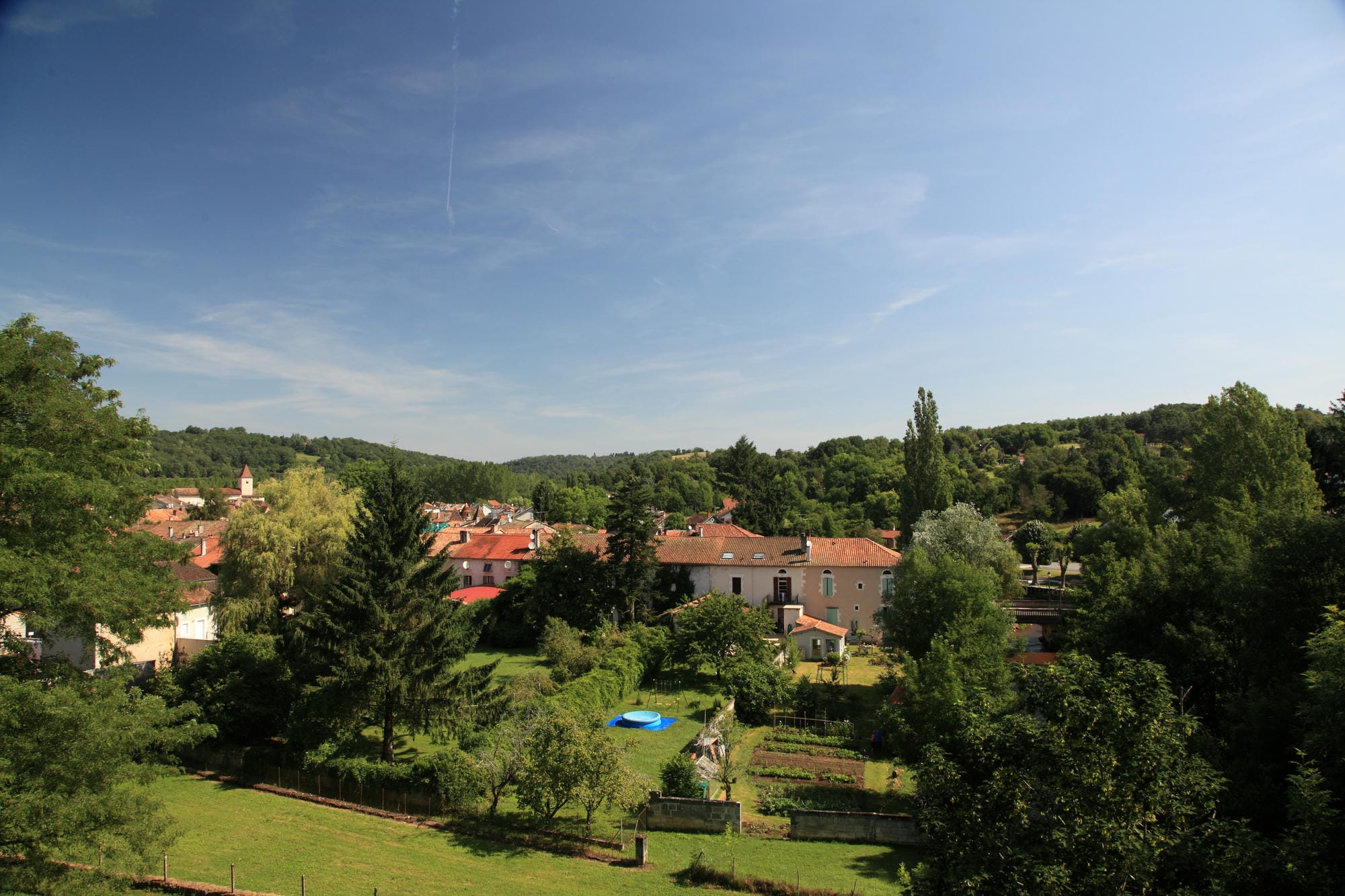 Vue d'ensemble du village de Saint-Pardoux-la-Rivière depuis une hauteur