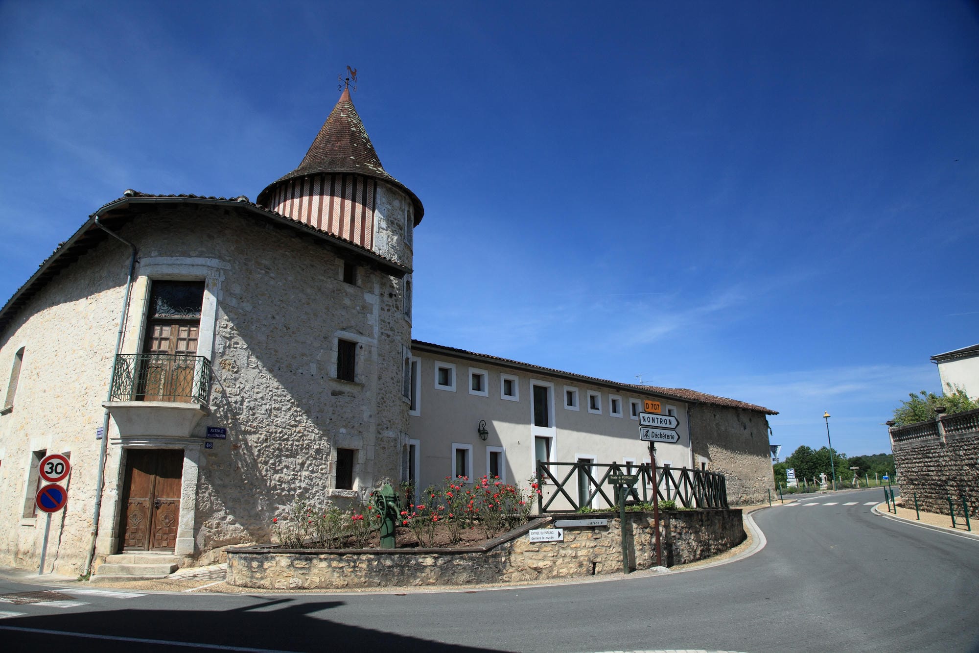 Ancien musée de la Carte postale ancienne, Bâtiment avec une tour d'angle à Saint-Pardoux-la-Rivière, village du Périgord Vert