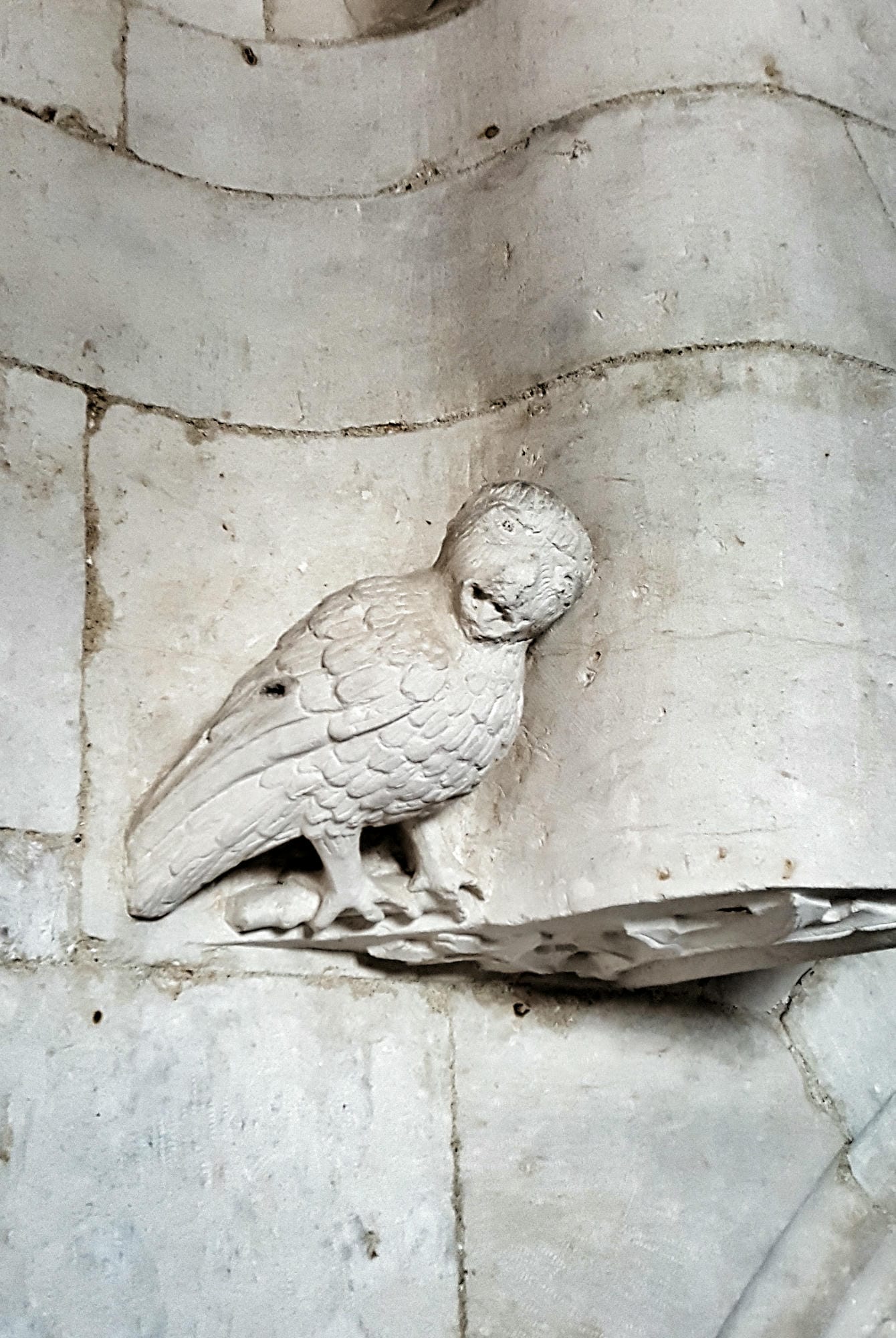 Sculpture d'oiseau sur le mur du Château de Puyguilhem, détail architectural